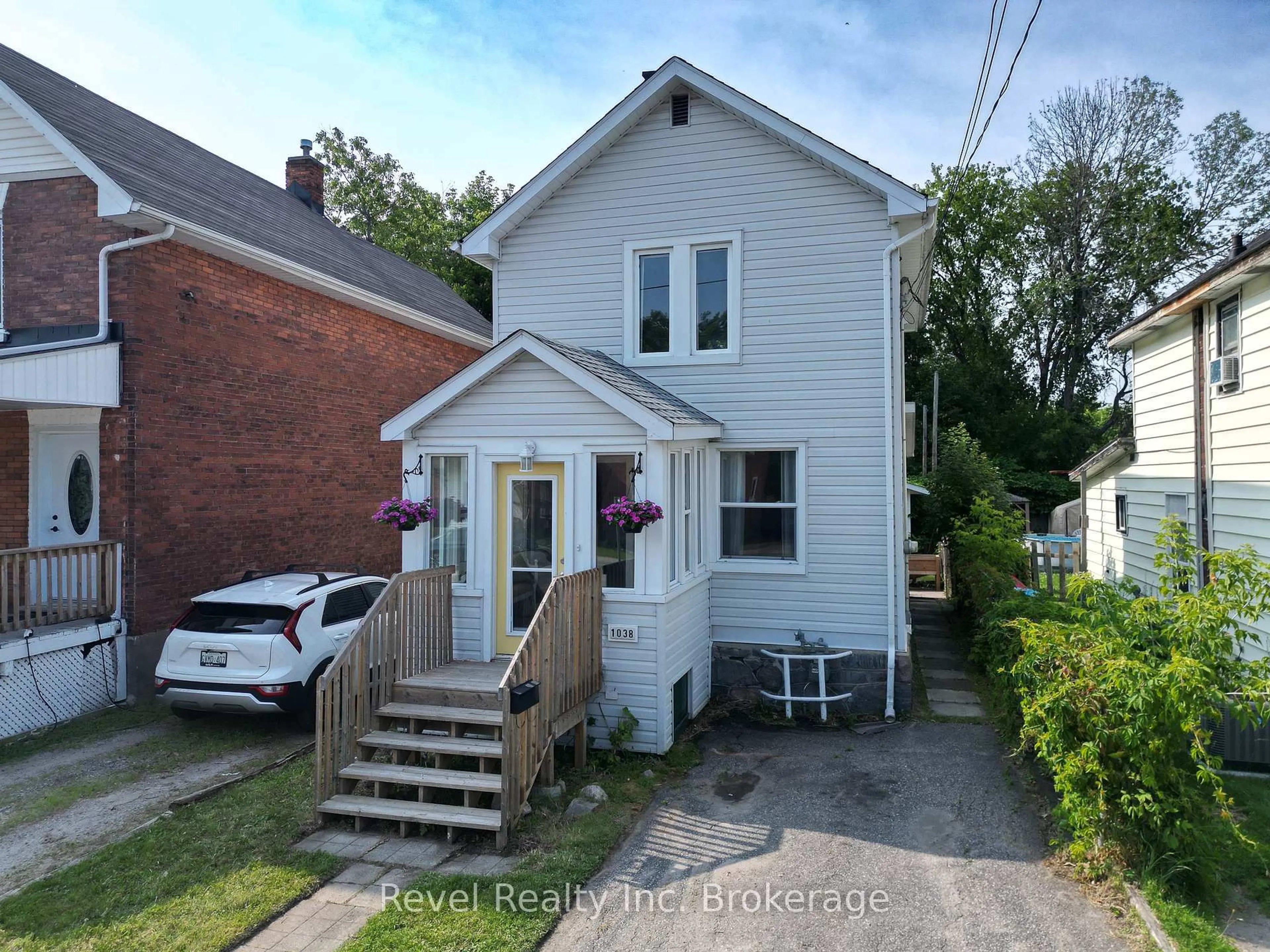 A pic from outside/outdoor area/front of a property/back of a property/a pic from drone, street for 1038 Ferguson St, North Bay Ontario P1B 1Y5