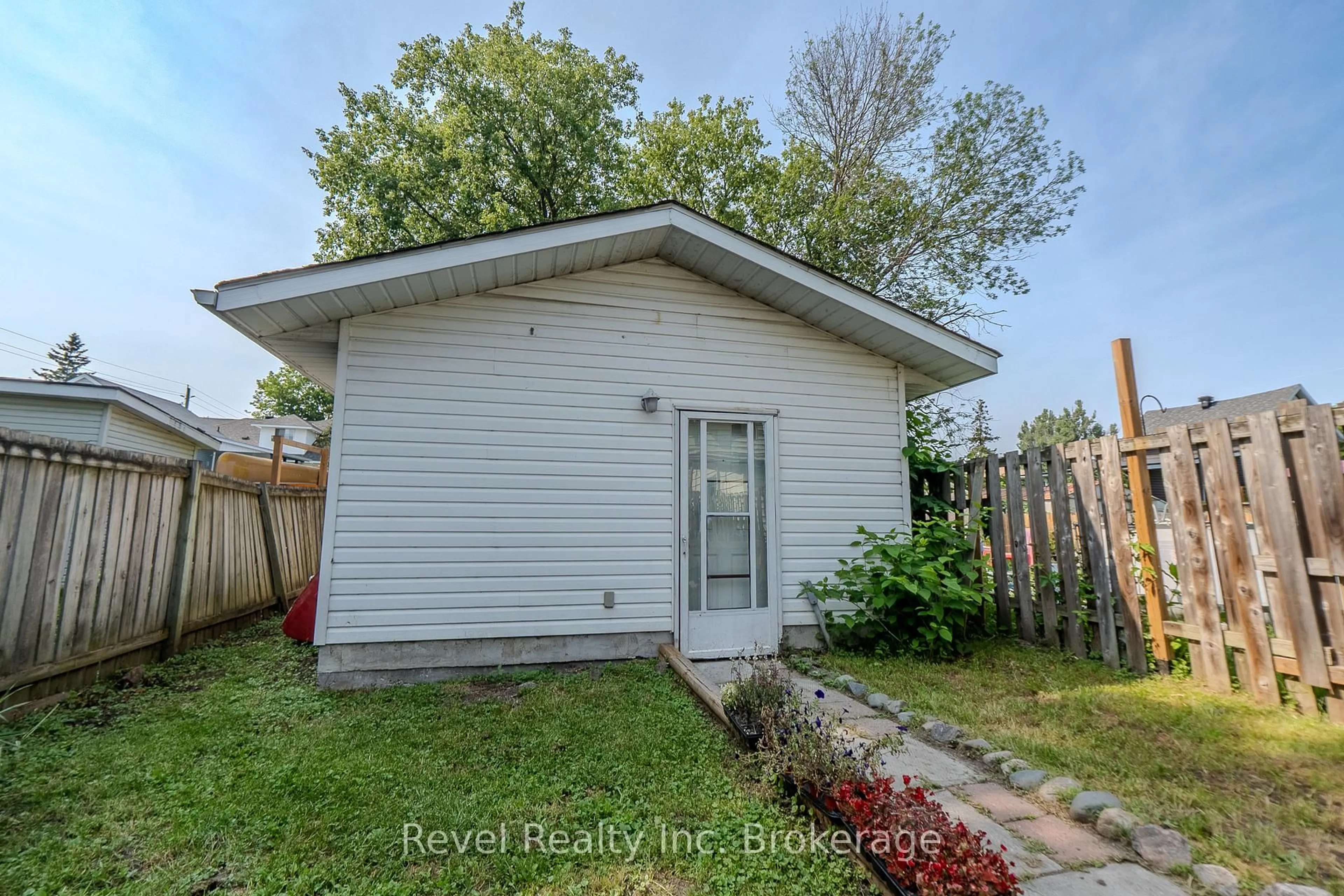 Shed for 1038 Ferguson St, North Bay Ontario P1B 1Y5