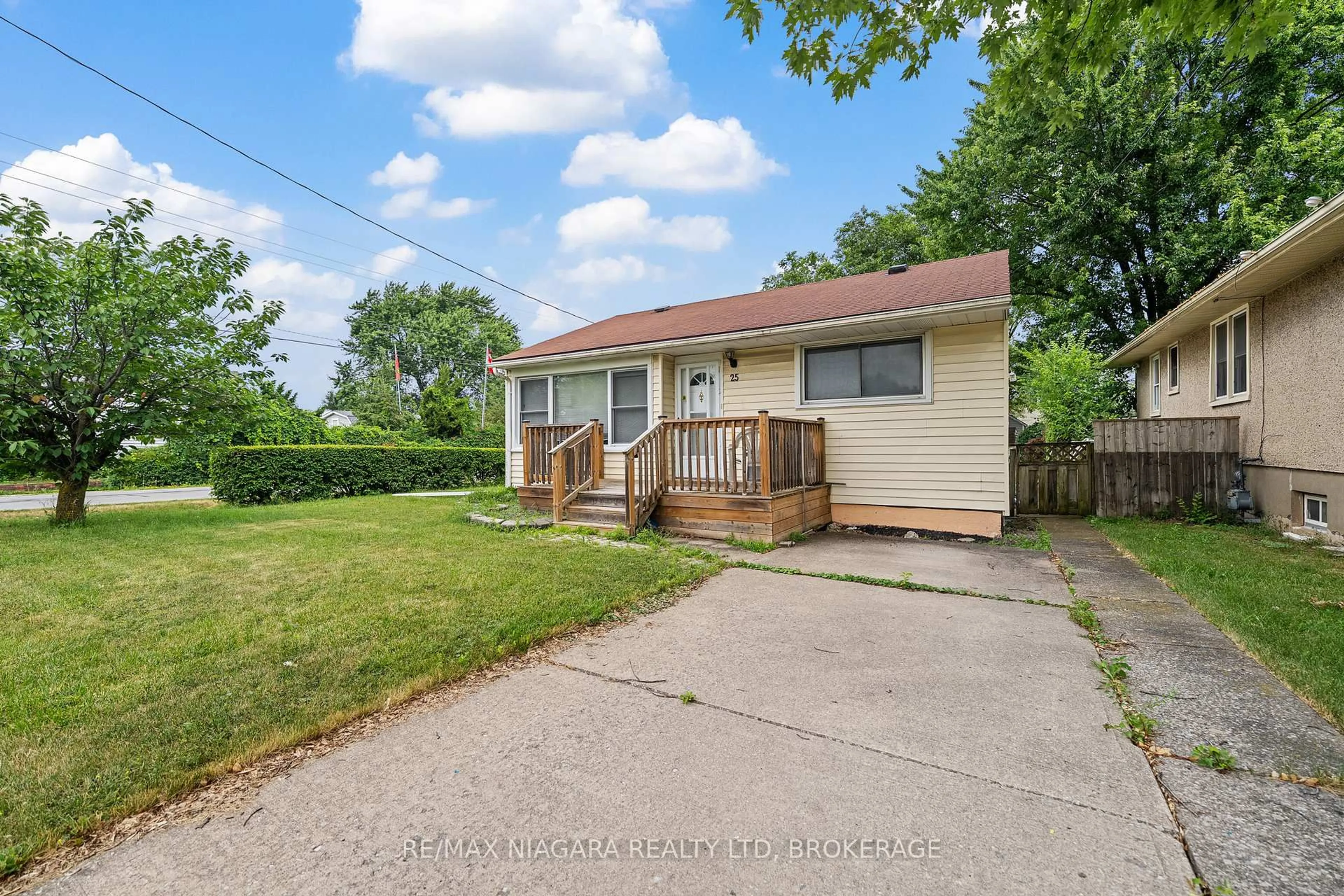 A pic from outside/outdoor area/front of a property/back of a property/a pic from drone, street for 25 Burness Dr, St. Catharines Ontario L2P 1J4