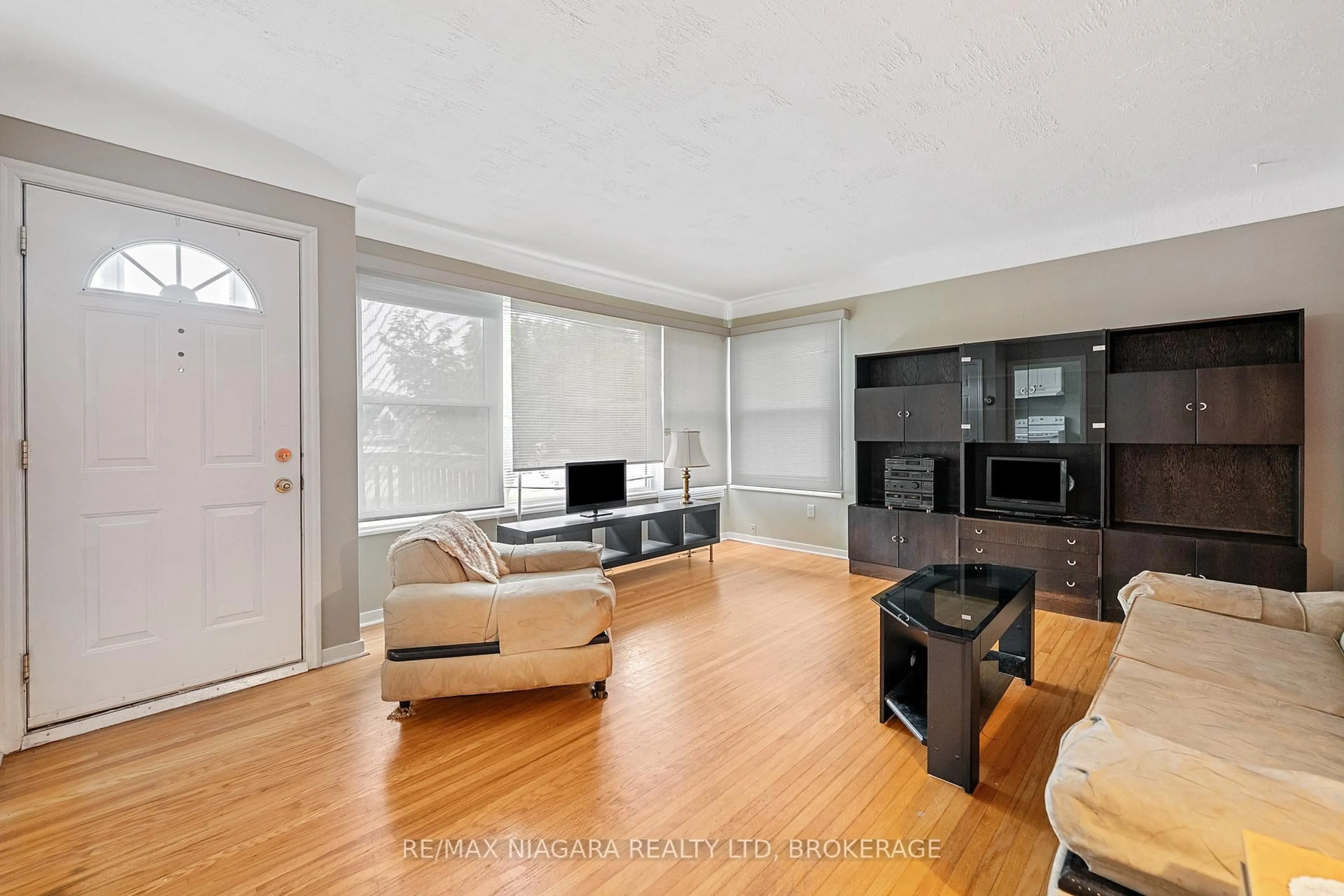 Living room with furniture, wood/laminate floor for 25 Burness Dr, St. Catharines Ontario L2P 1J4