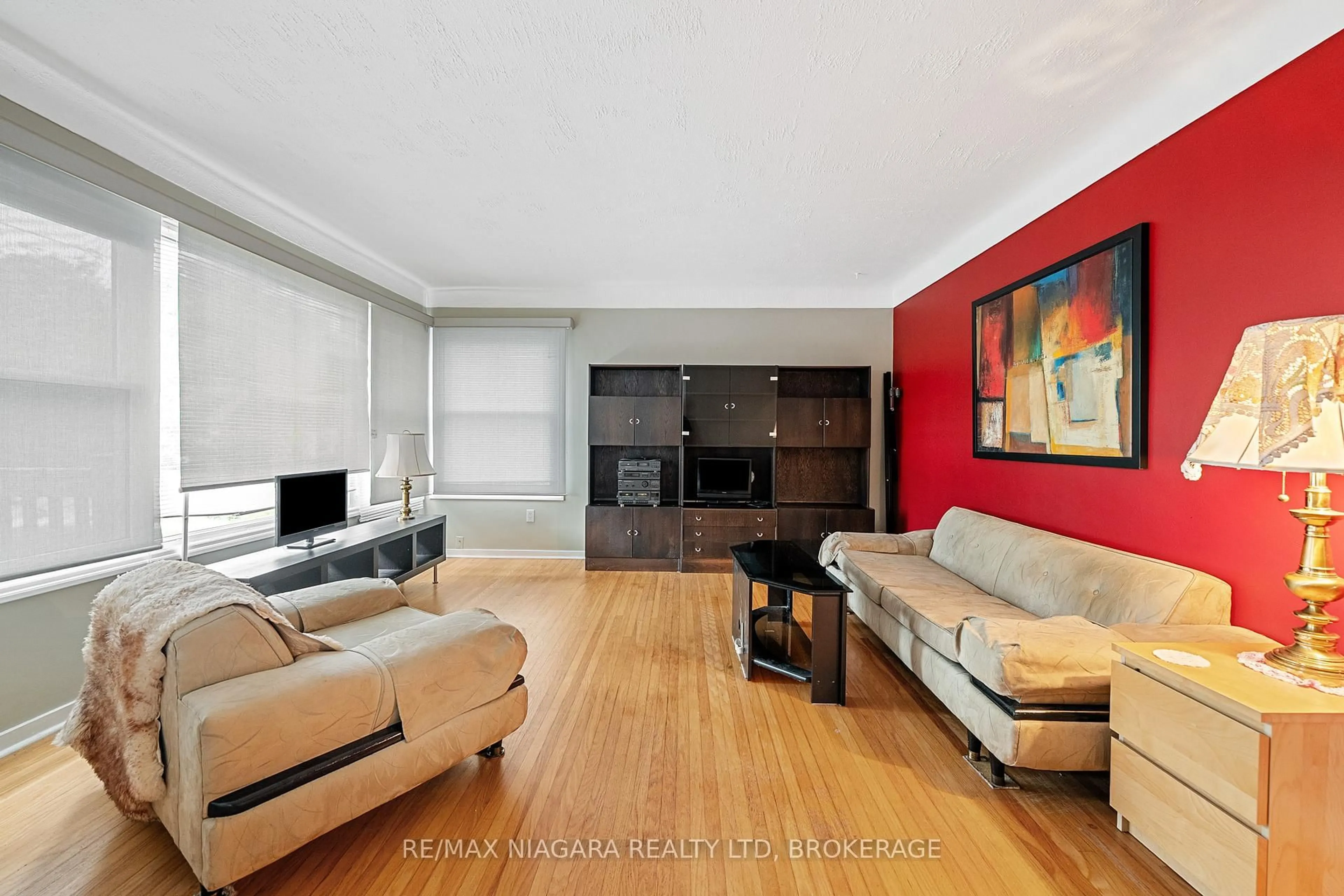 Living room with furniture, wood/laminate floor for 25 Burness Dr, St. Catharines Ontario L2P 1J4