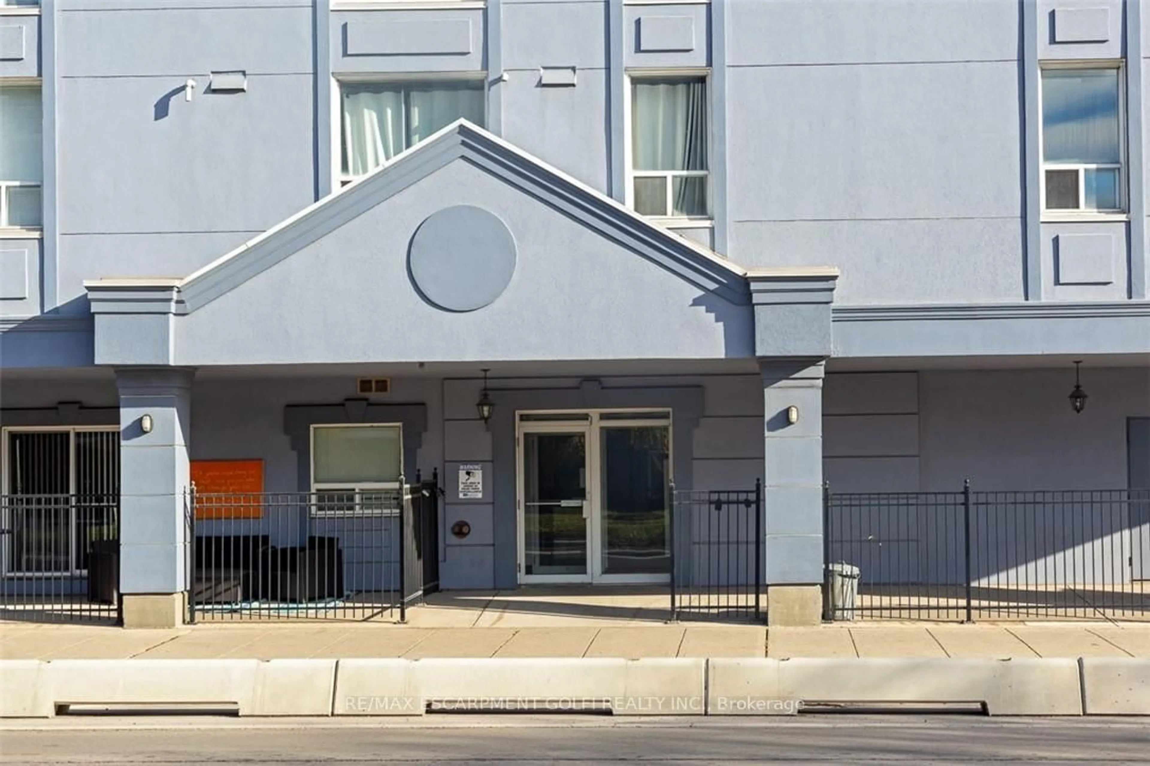 Indoor foyer for 400 York Blvd #302, Hamilton Ontario L8R 3M5