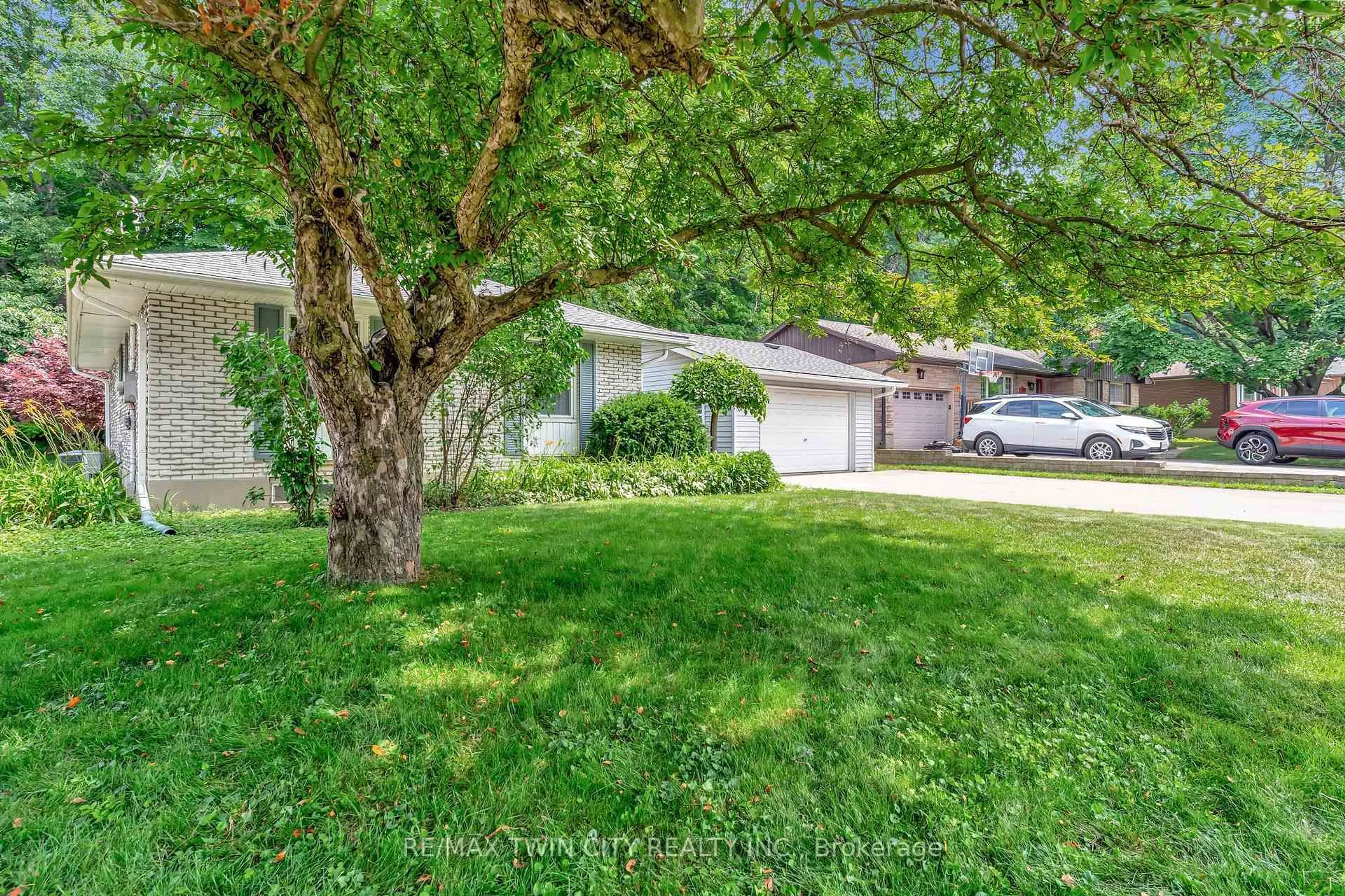 A pic from outside/outdoor area/front of a property/back of a property/a pic from drone, street for 175 Winston Blvd, Cambridge Ontario N3C 1M1