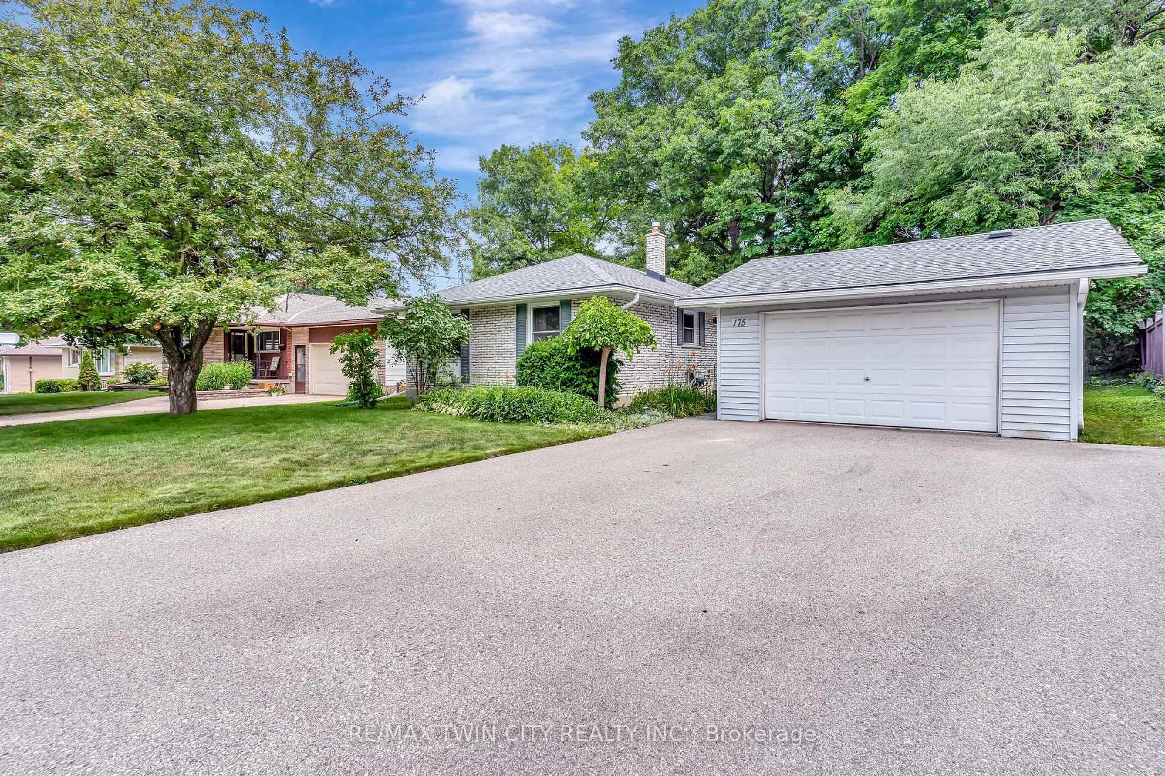 A pic from outside/outdoor area/front of a property/back of a property/a pic from drone, street for 175 Winston Blvd, Cambridge Ontario N3C 1M1