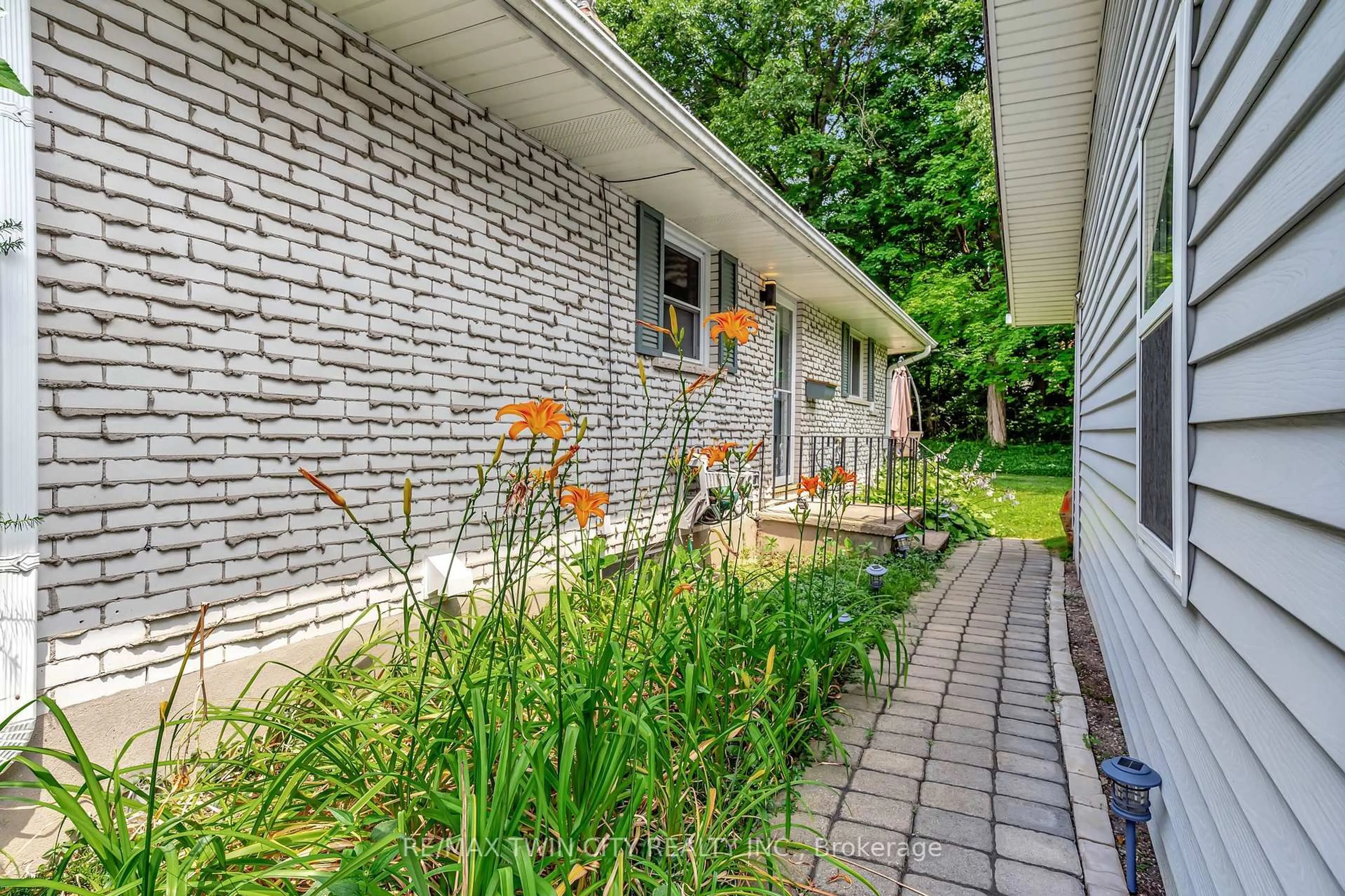 Patio, street for 175 Winston Blvd, Cambridge Ontario N3C 1M1