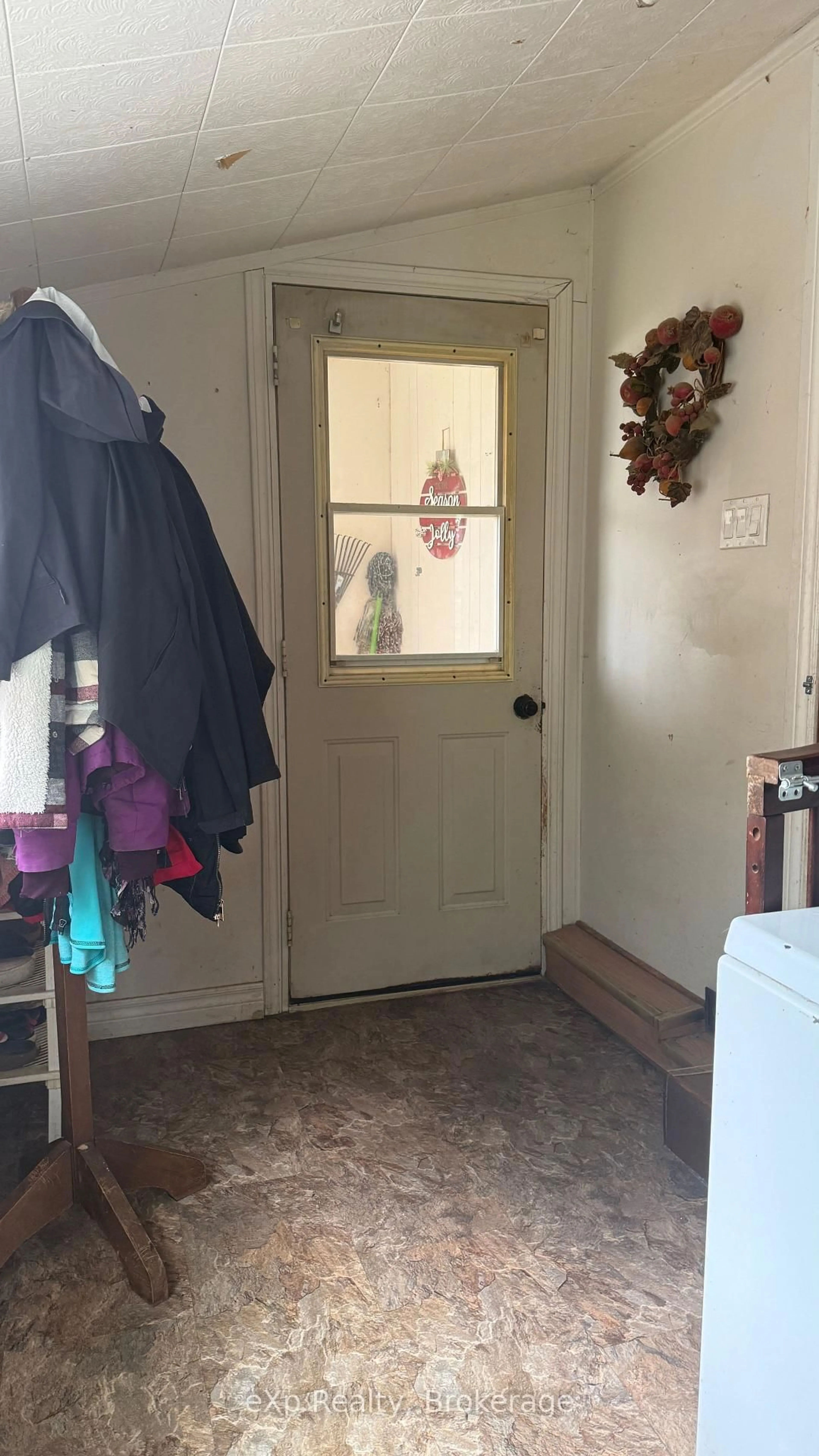 Indoor entryway for 182 4th St, Arran-Elderslie Ontario N0G 1L0