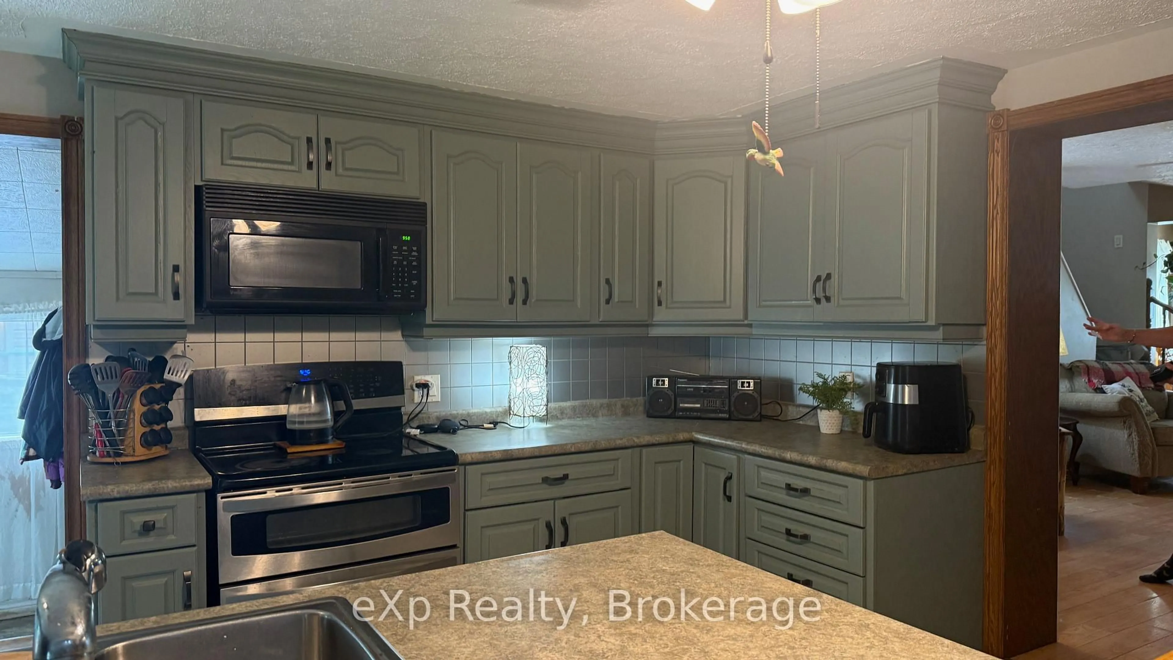 Standard kitchen, ceramic/tile floor for 182 4th St, Arran-Elderslie Ontario N0G 1L0