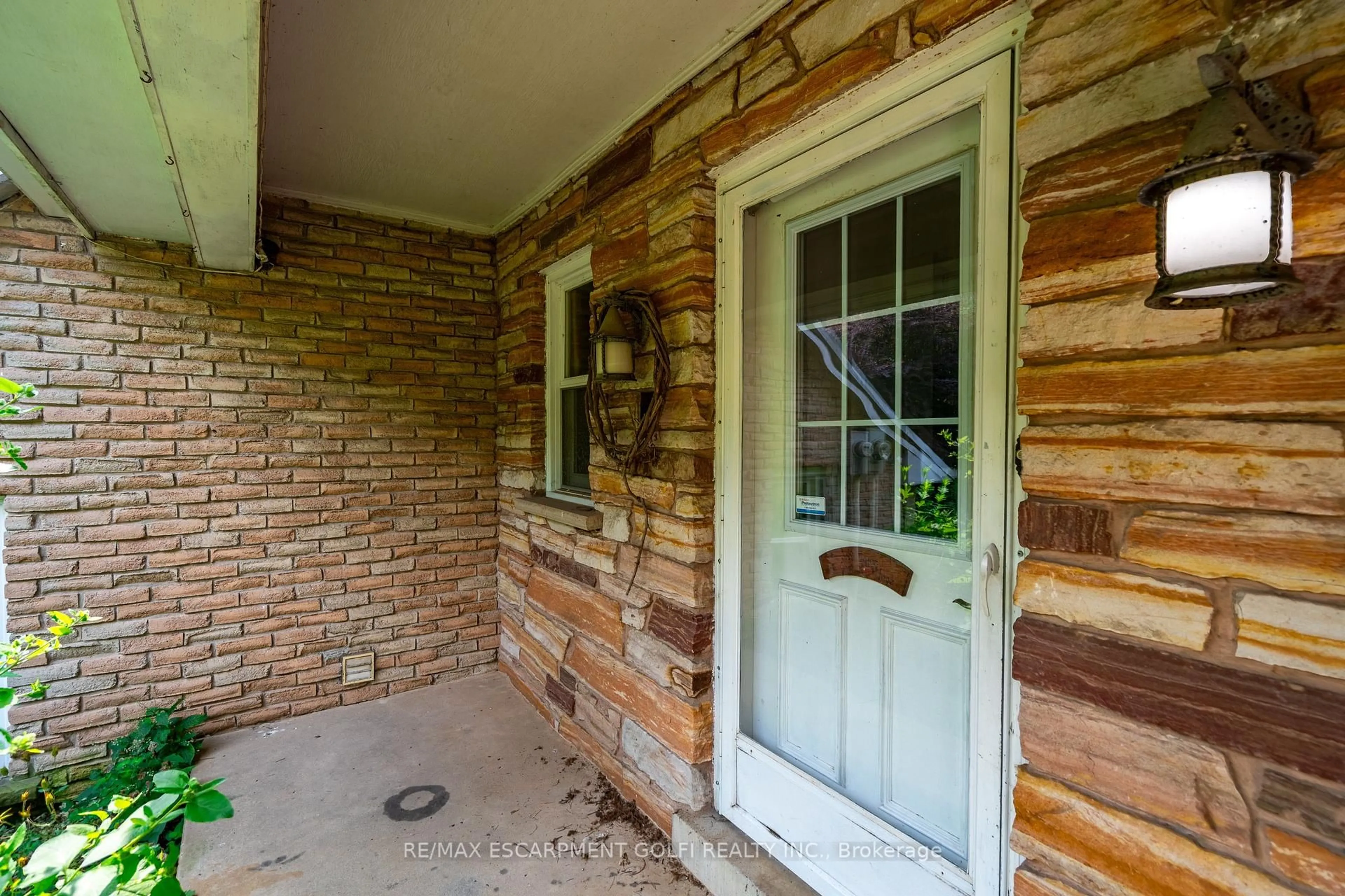 Indoor entryway for 56 George St, Hamilton Ontario L0R 2H0