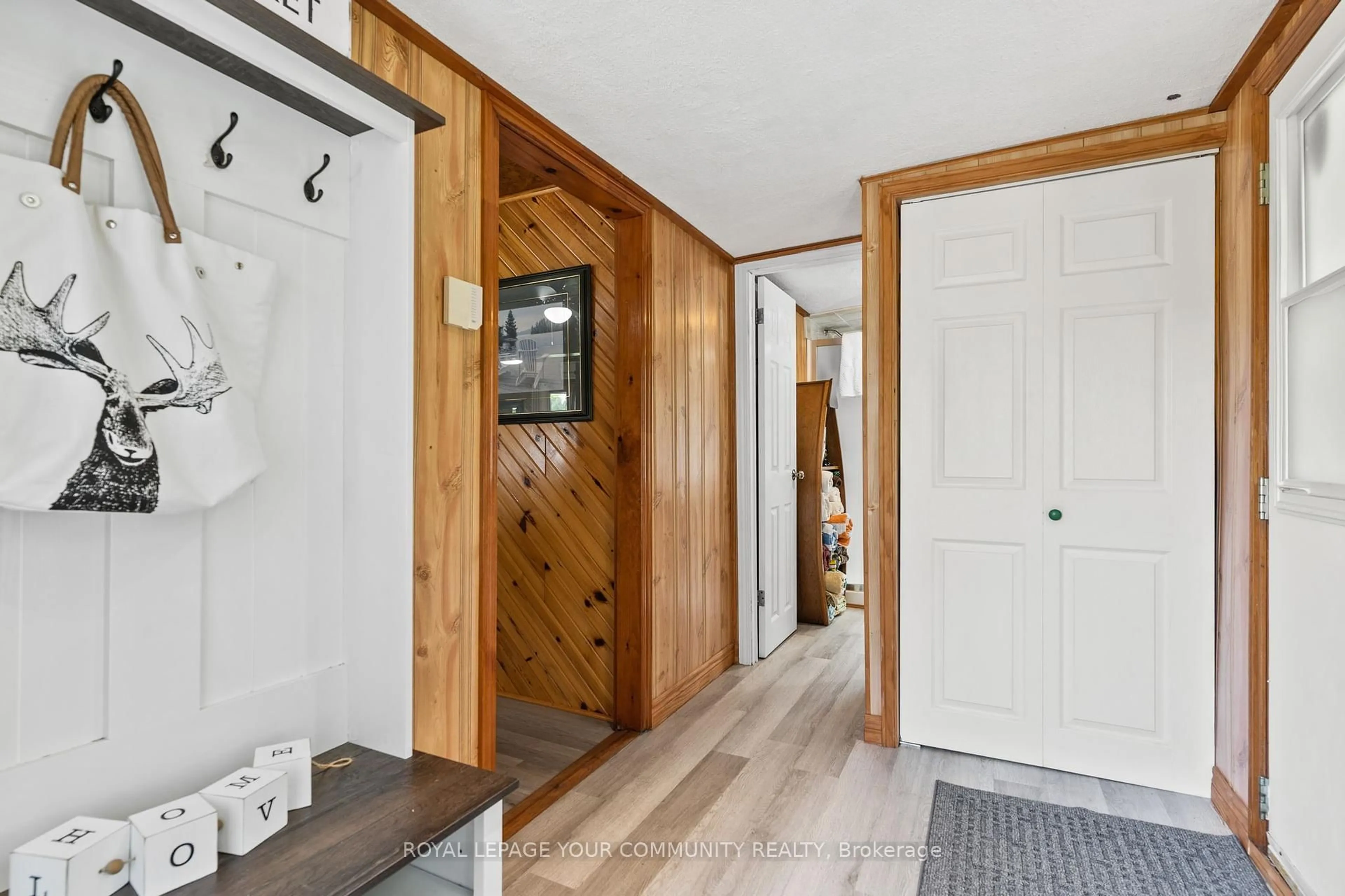Indoor entryway for 1139 Canuck Tr, Minden Hills Ontario K0M 2A1