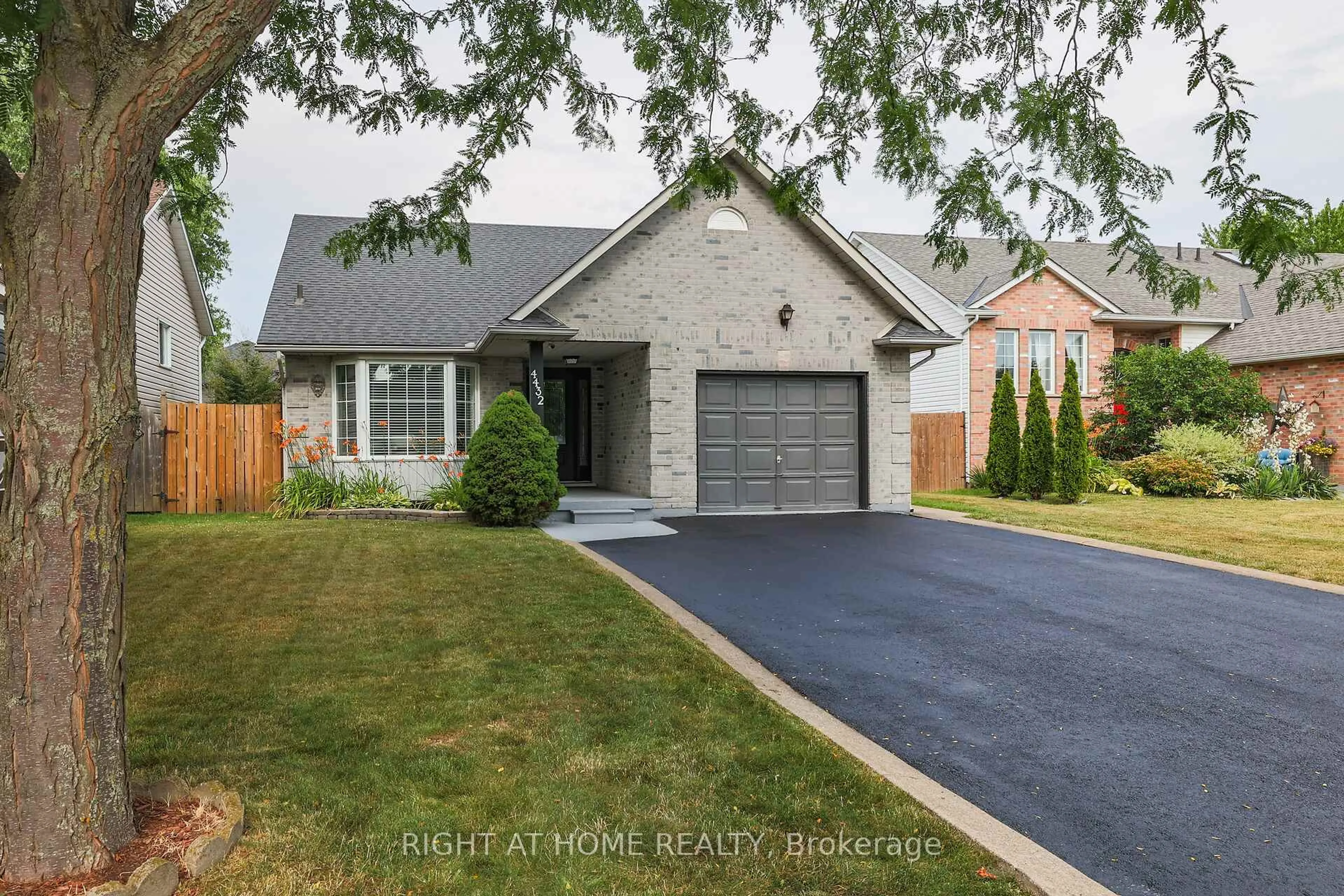 Home with brick exterior material, street for 4432 Dennis Ave, Lincoln Ontario L0R 1B5