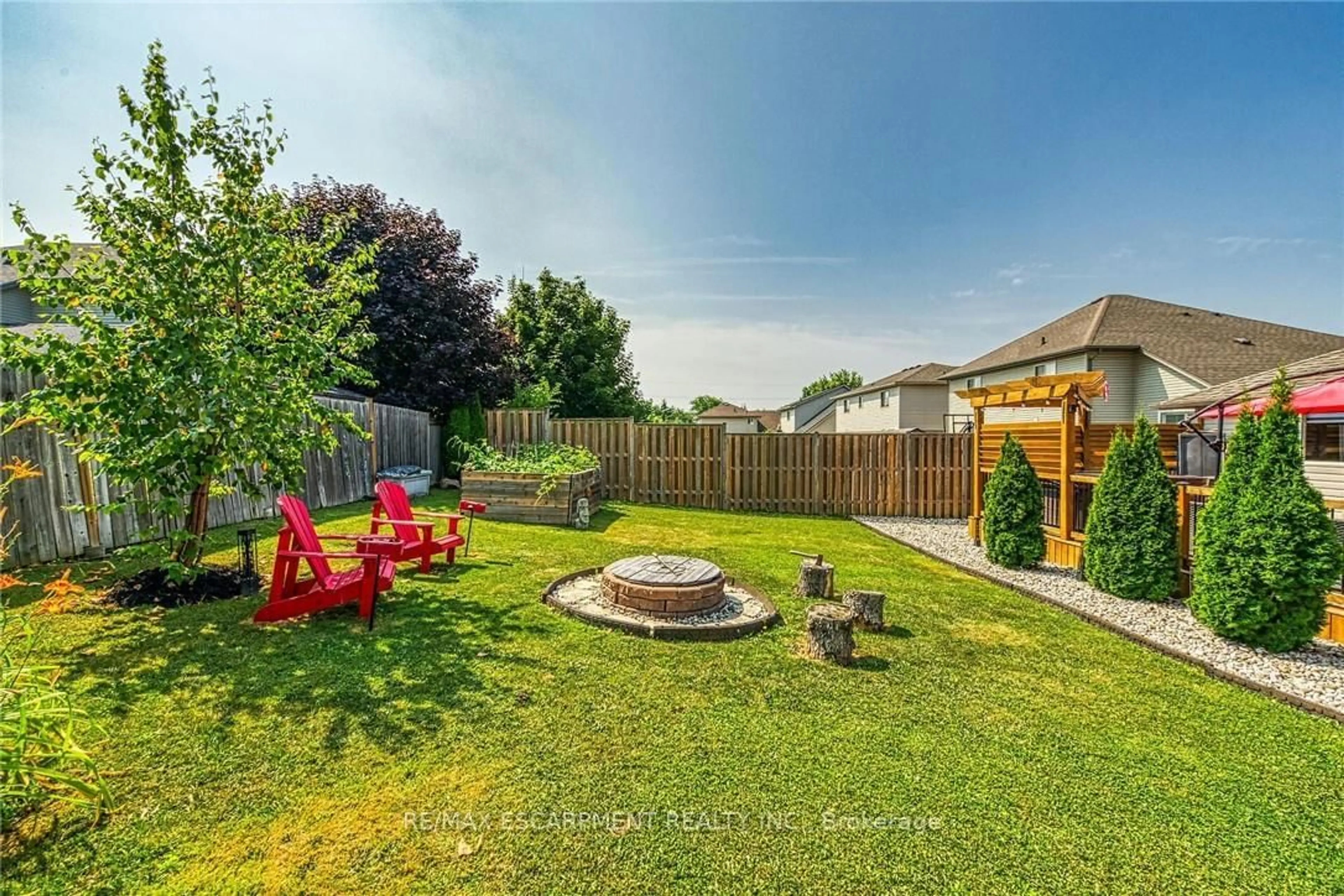 Patio, mountain view for 5 CARNEGIE Crt, Haldimand Ontario N3W 2M8