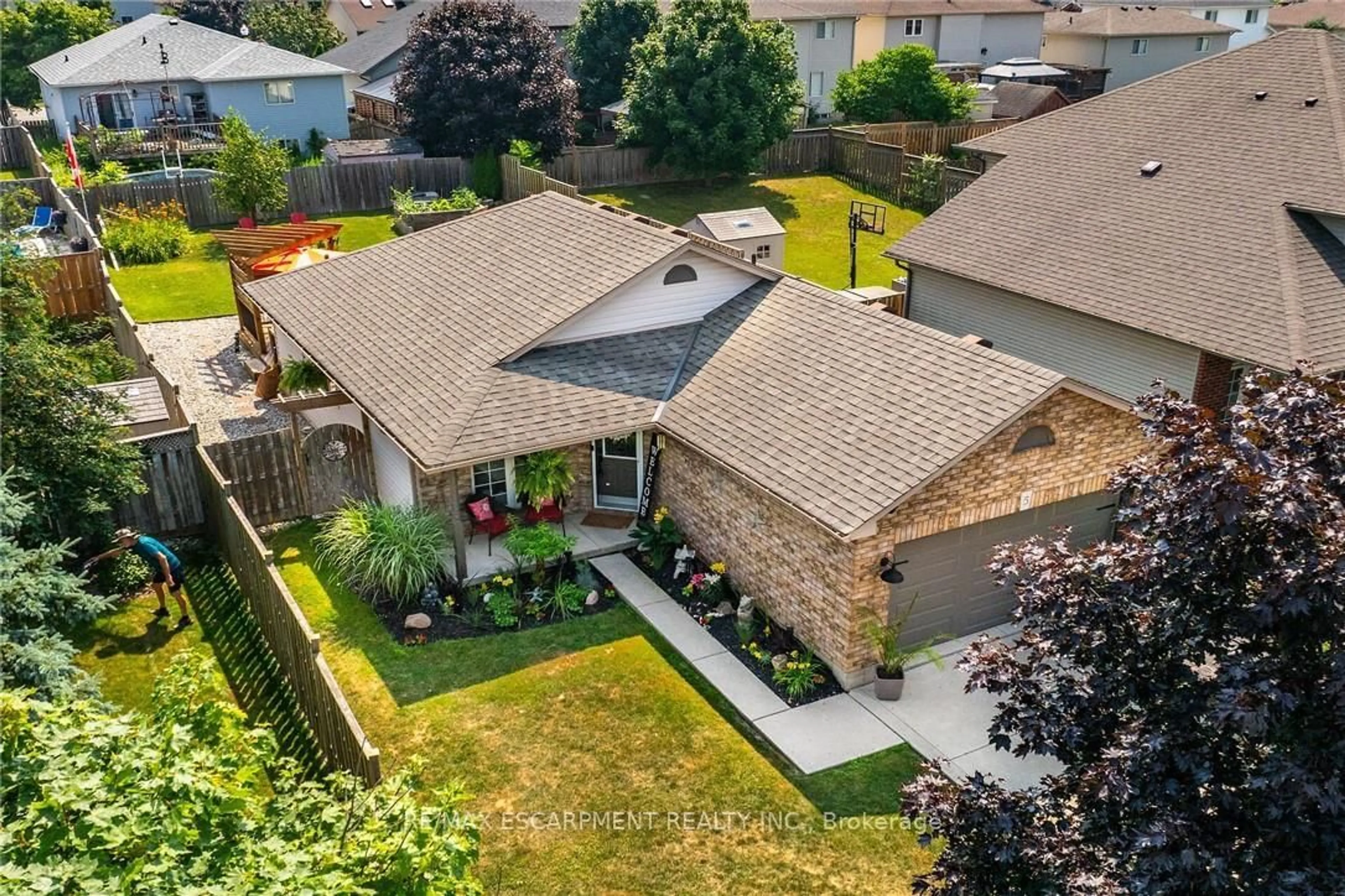 A pic from outside/outdoor area/front of a property/back of a property/a pic from drone, street for 5 CARNEGIE Crt, Haldimand Ontario N3W 2M8