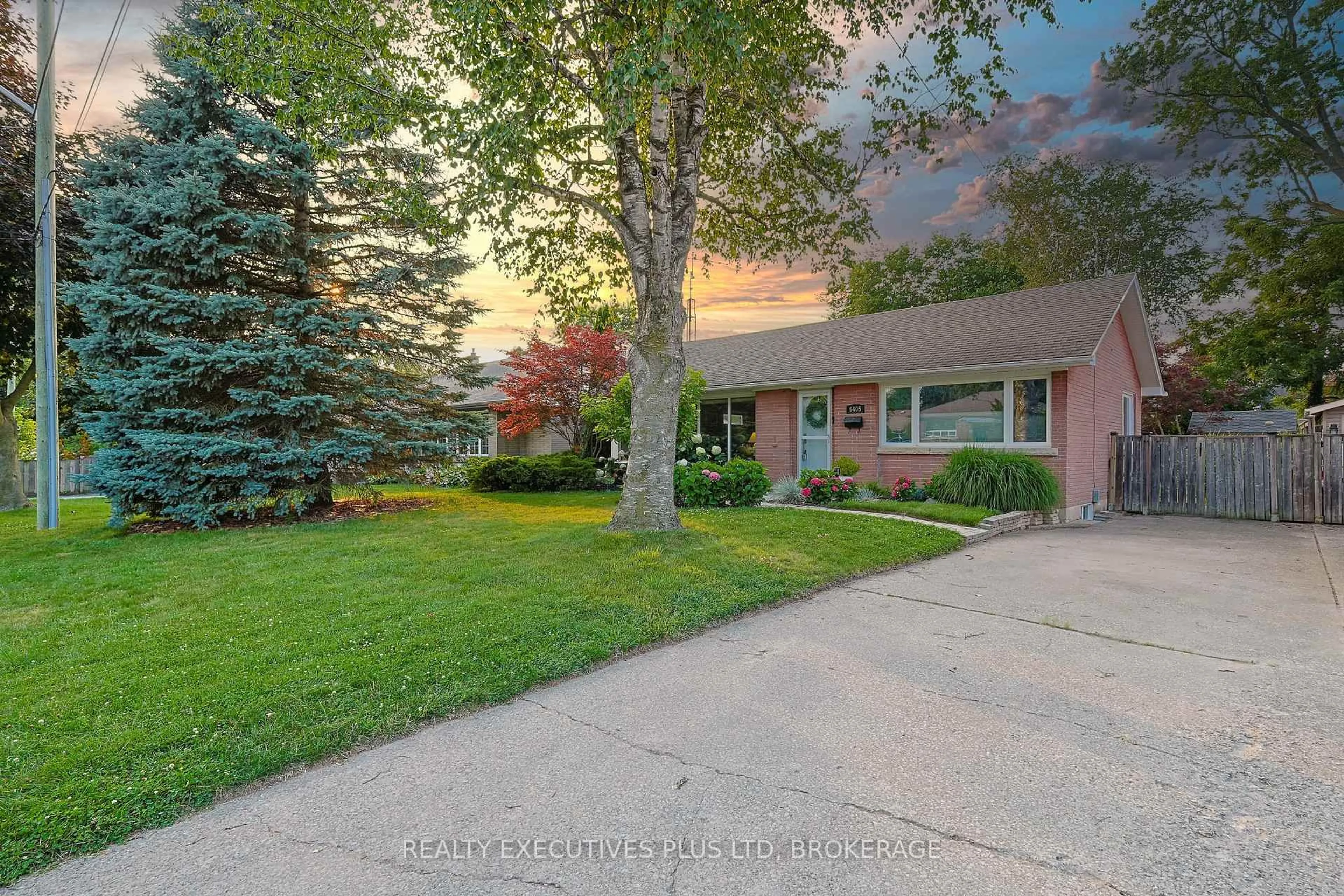 A pic from outside/outdoor area/front of a property/back of a property/a pic from drone, street for 6405 ATLEE St, Niagara Falls Ontario L2G 2W7