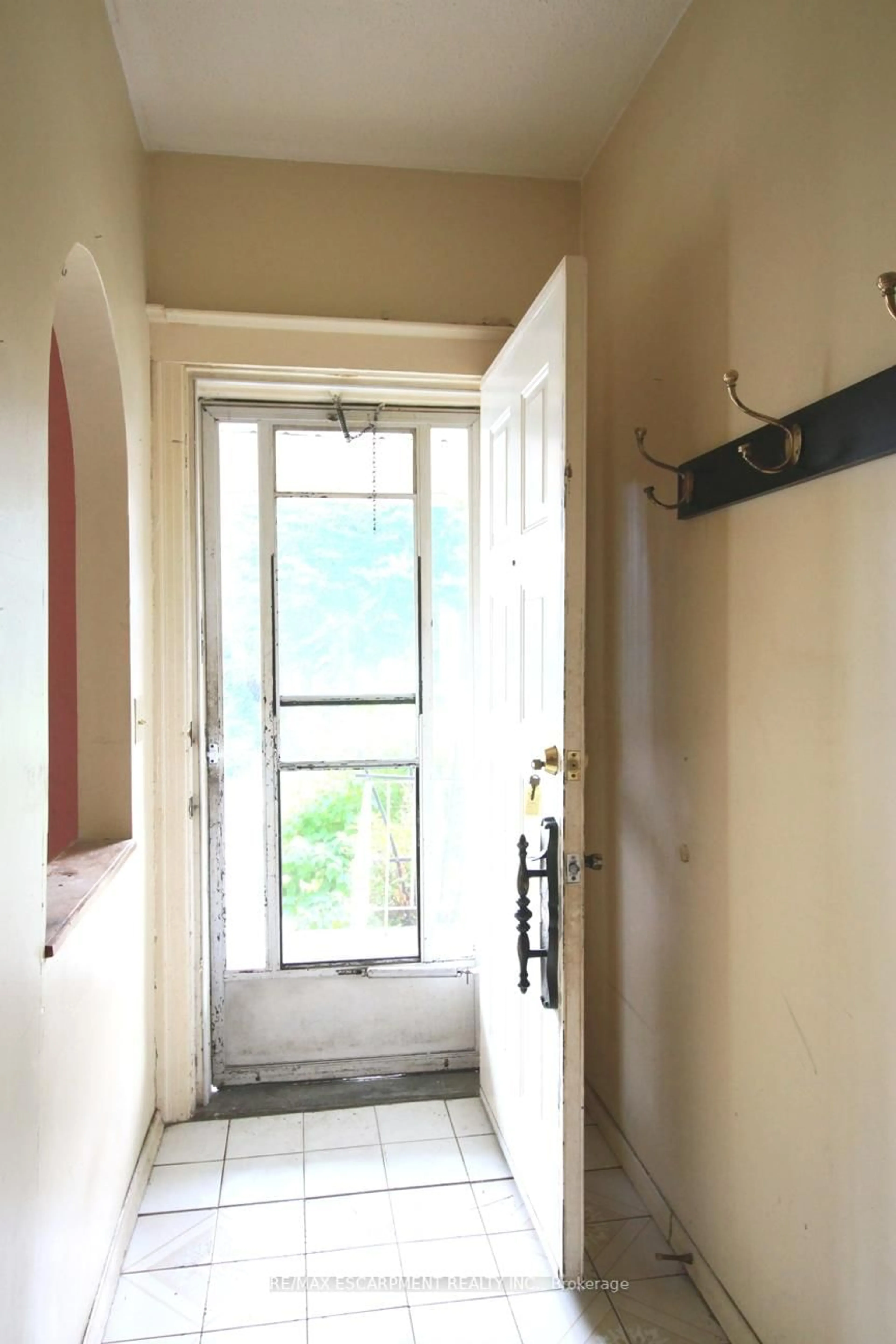 Indoor entryway for 49 Nightingale St, Hamilton Ontario L8L 1R7