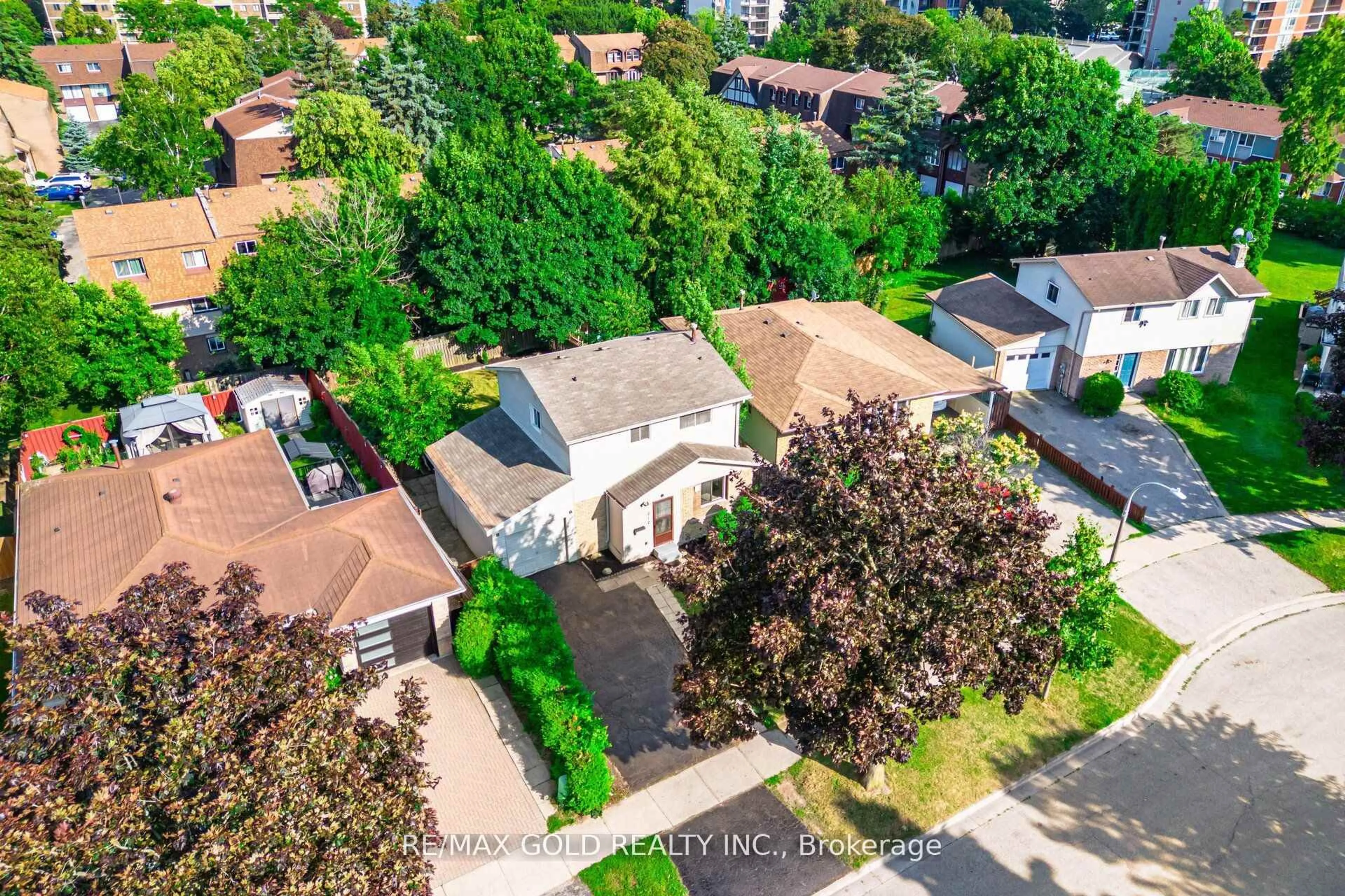 A pic from outside/outdoor area/front of a property/back of a property/a pic from drone, street for 212 Cedarwoods Cres, Kitchener Ontario N2C 2J8