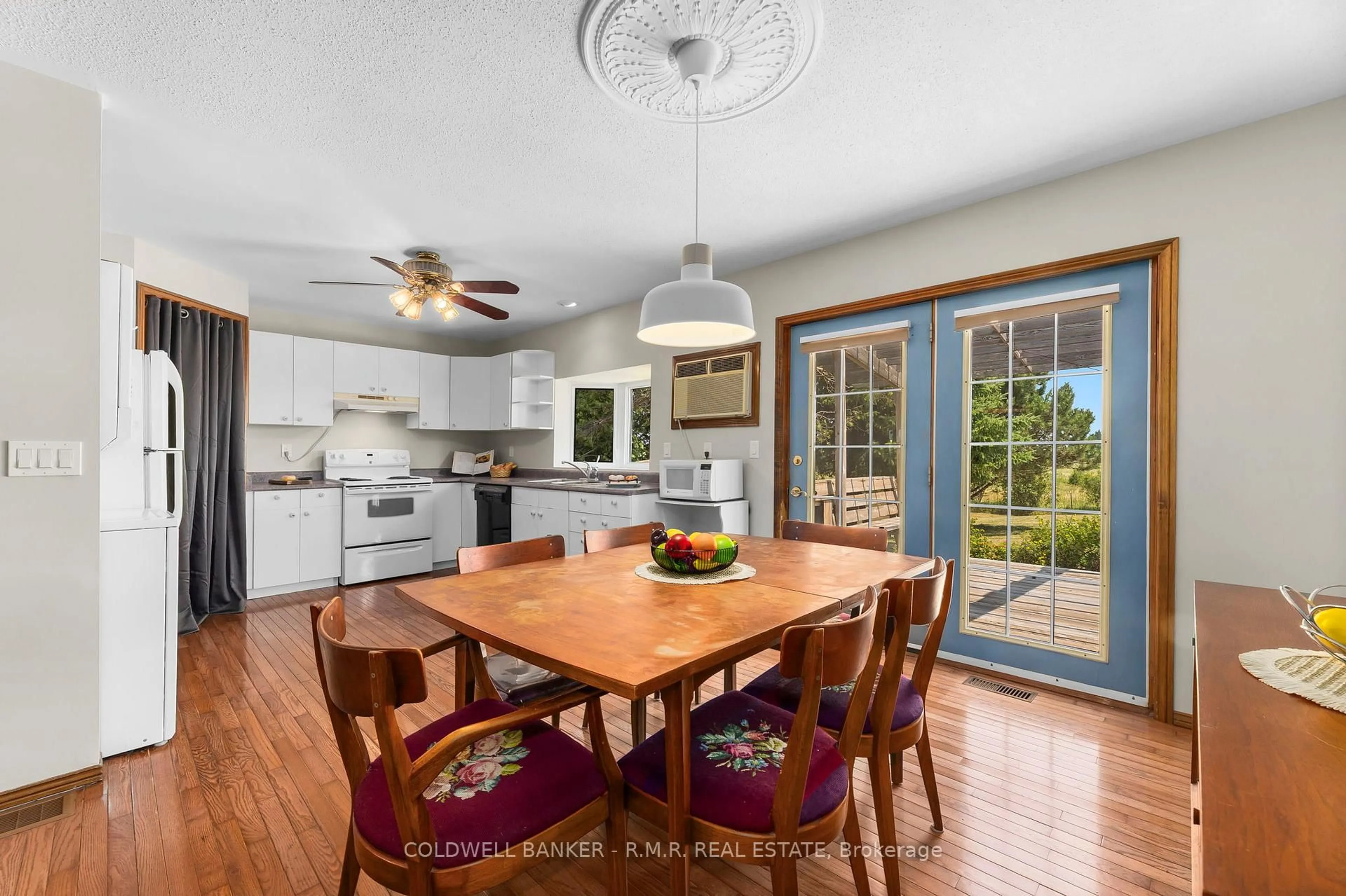 Open concept kitchen, unknown for 550 Angeline St, Kawartha Lakes Ontario K9V 4R1