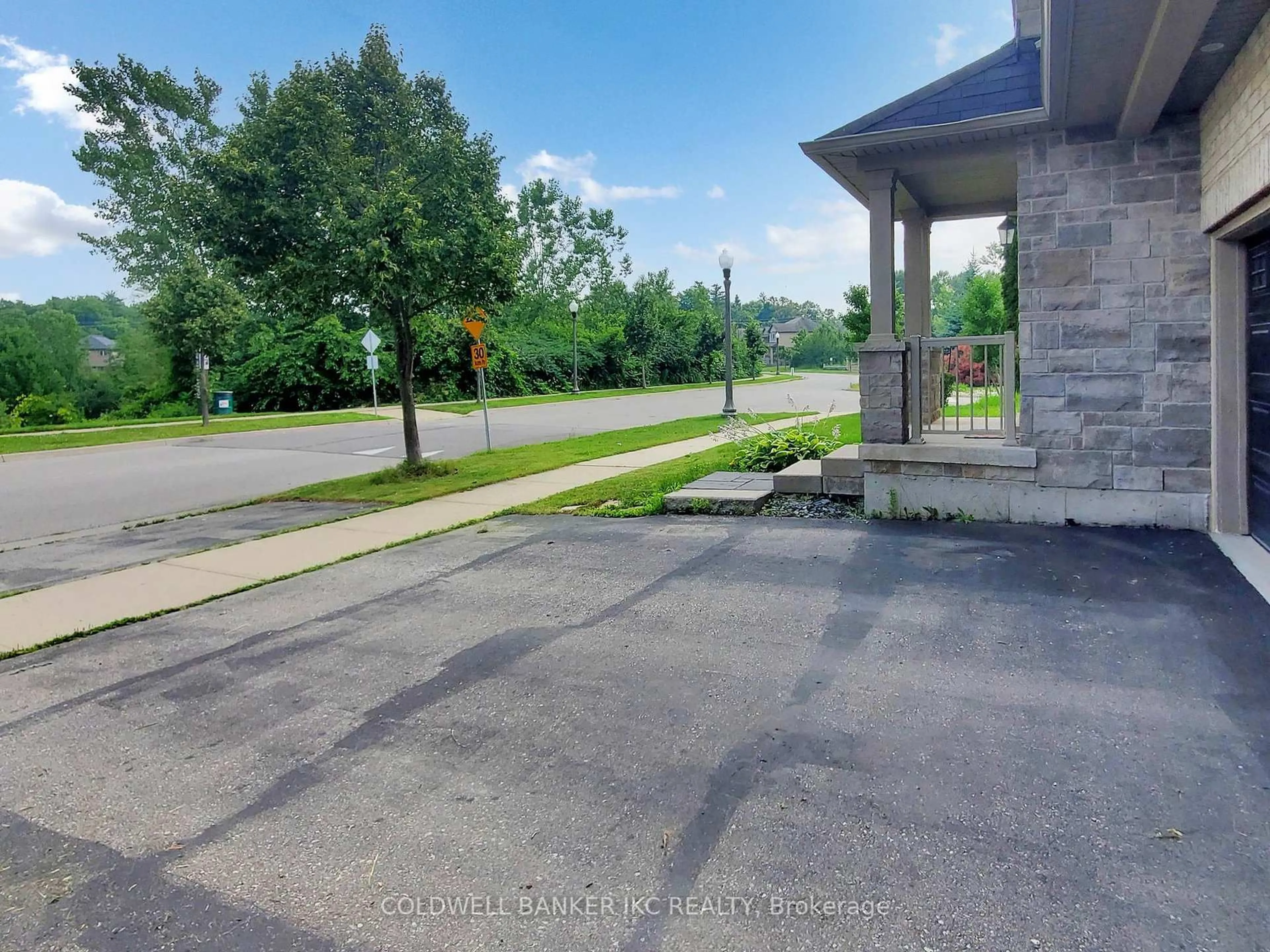 A pic from outside/outdoor area/front of a property/back of a property/a pic from drone, street for 45 Forest Creek Dr, Kitchener Ontario N2R 0B4