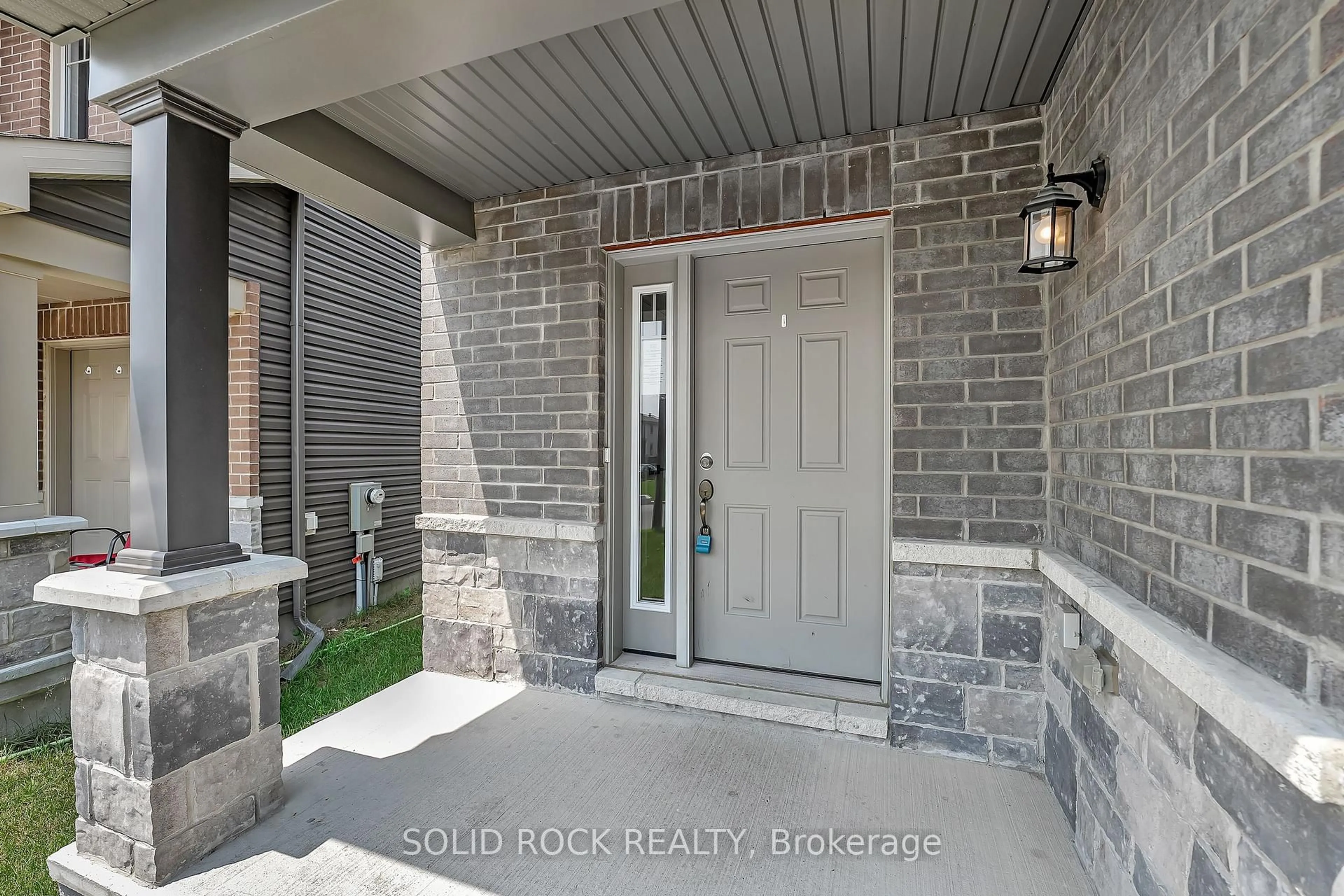 Indoor entryway for 150 Minikan St, Ottawa Ontario K1X 0E5
