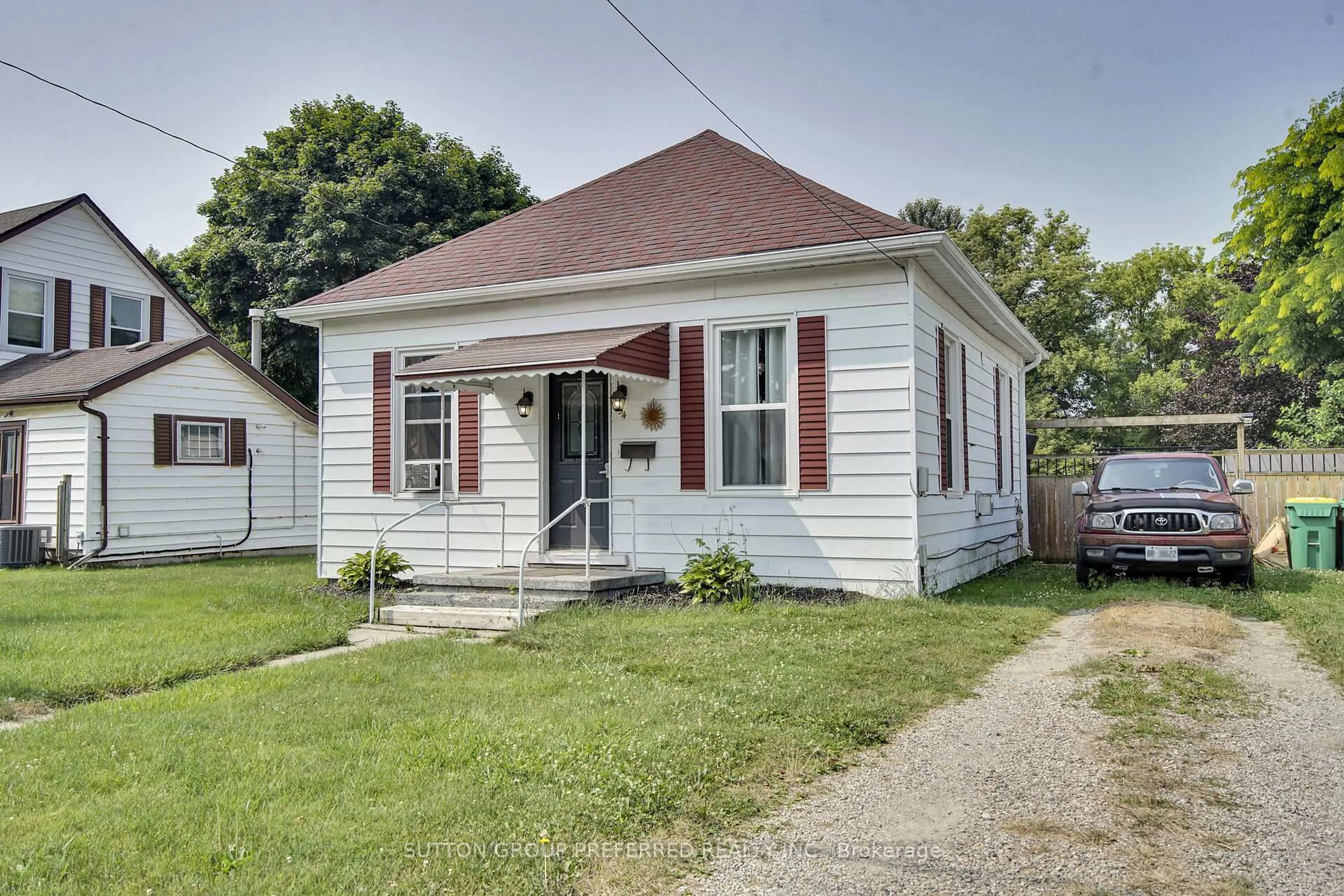 Home with vinyl exterior material, street for 254 King St, Southwest Middlesex Ontario N0L 1J0