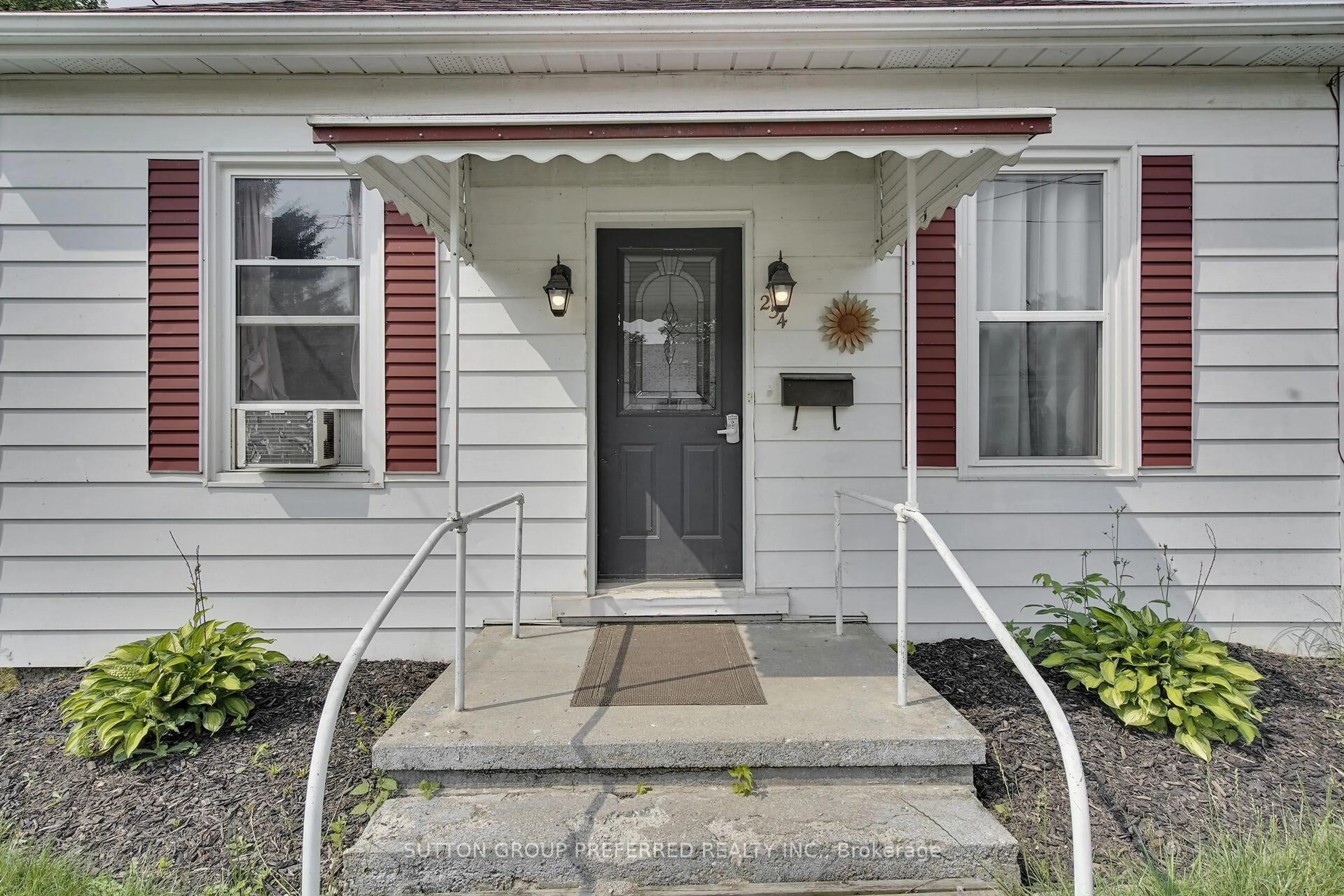 Indoor entryway for 254 King St, Southwest Middlesex Ontario N0L 1J0