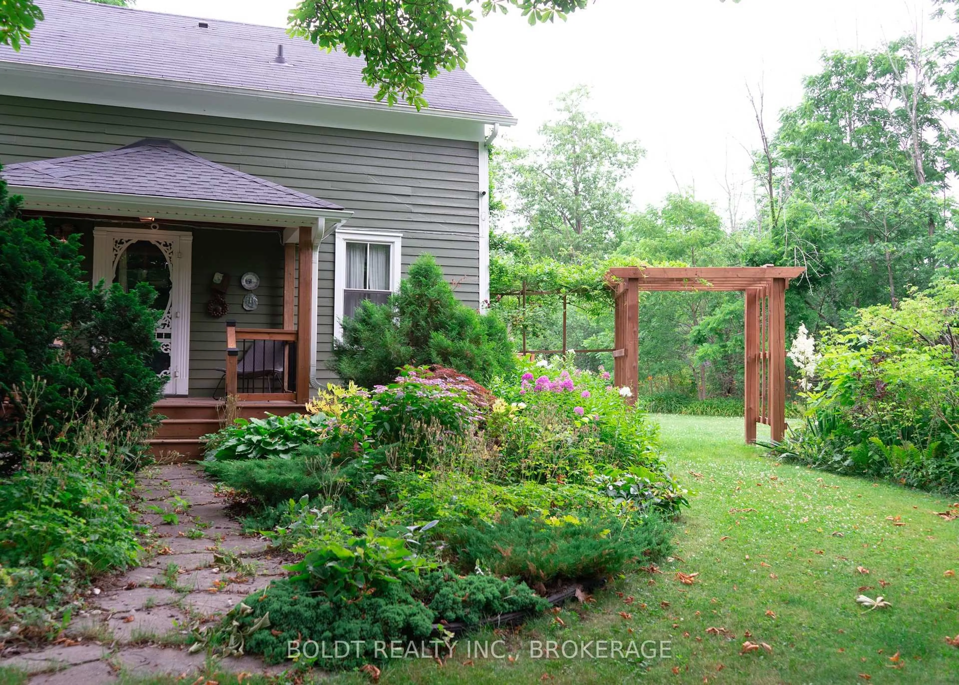 Patio, street for 2440 Decew Rd, Thorold Ontario L0S 1E6