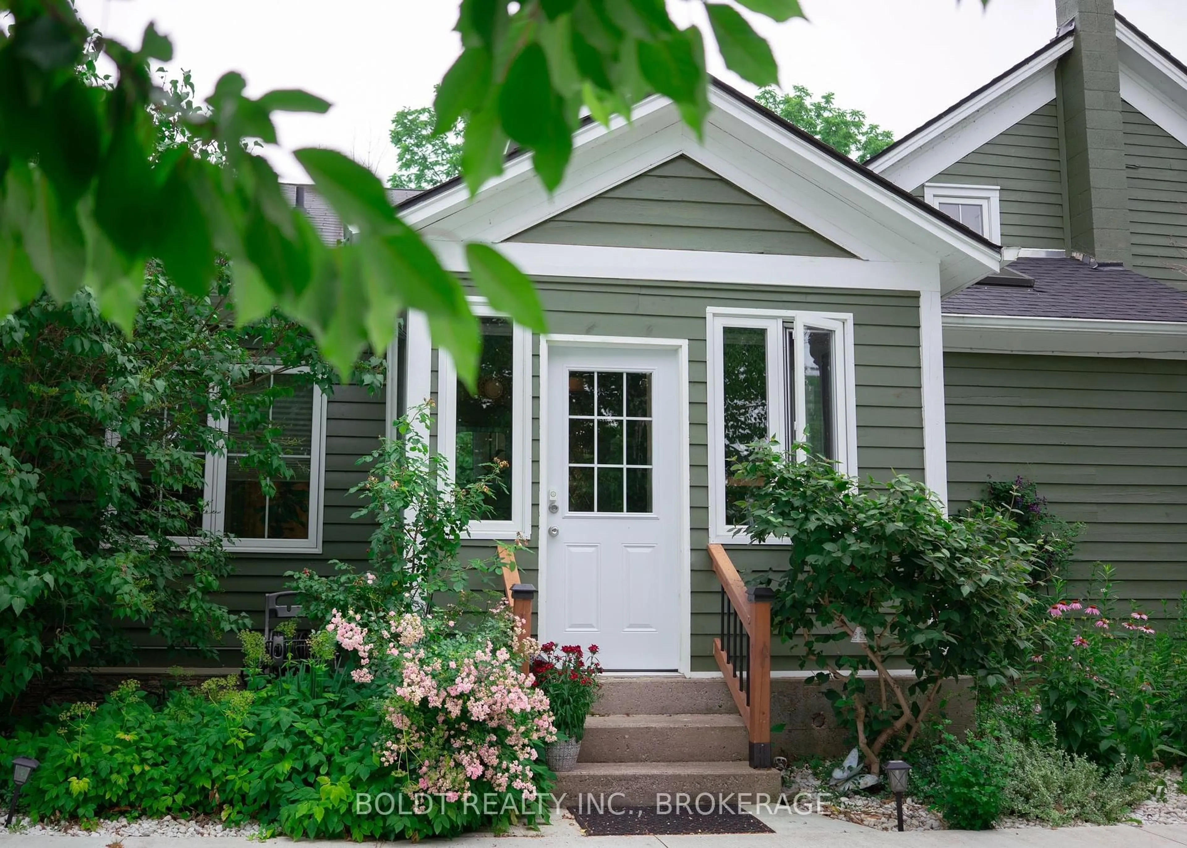 Home with vinyl exterior material, street for 2440 Decew Rd, Thorold Ontario L0S 1E6