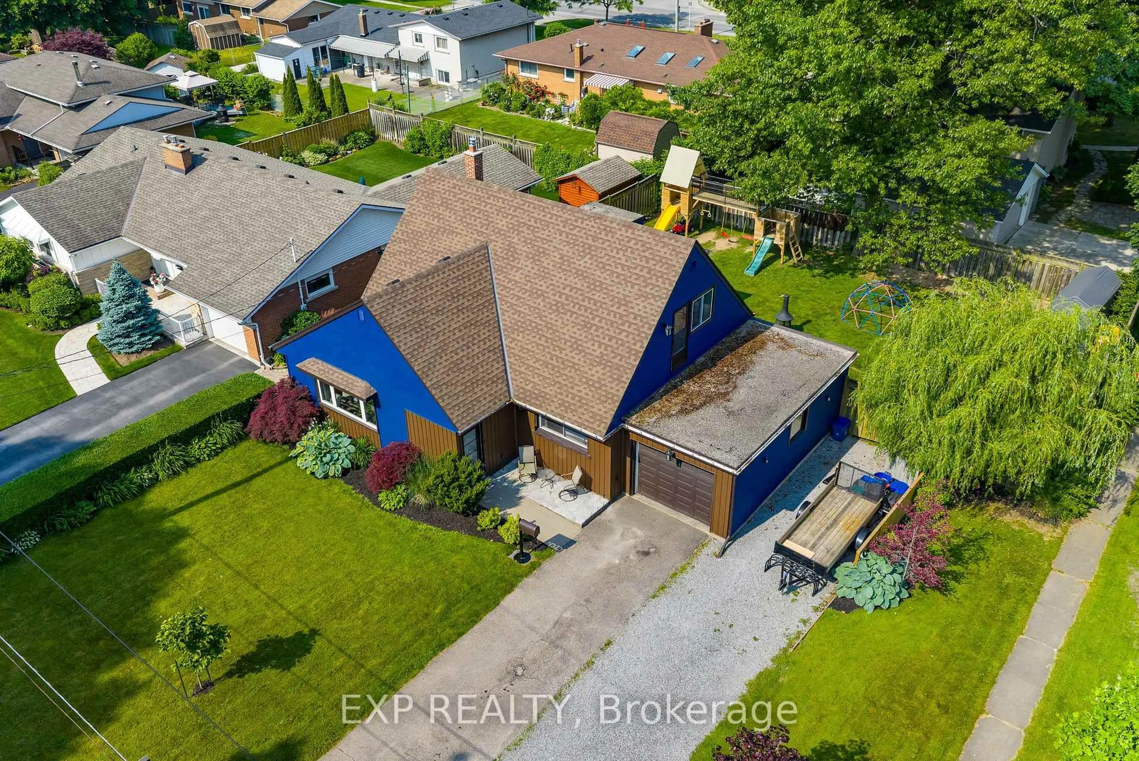A pic from outside/outdoor area/front of a property/back of a property/a pic from drone, street for 4515 Pinedale Dr, Niagara Falls Ontario L2E 6M6