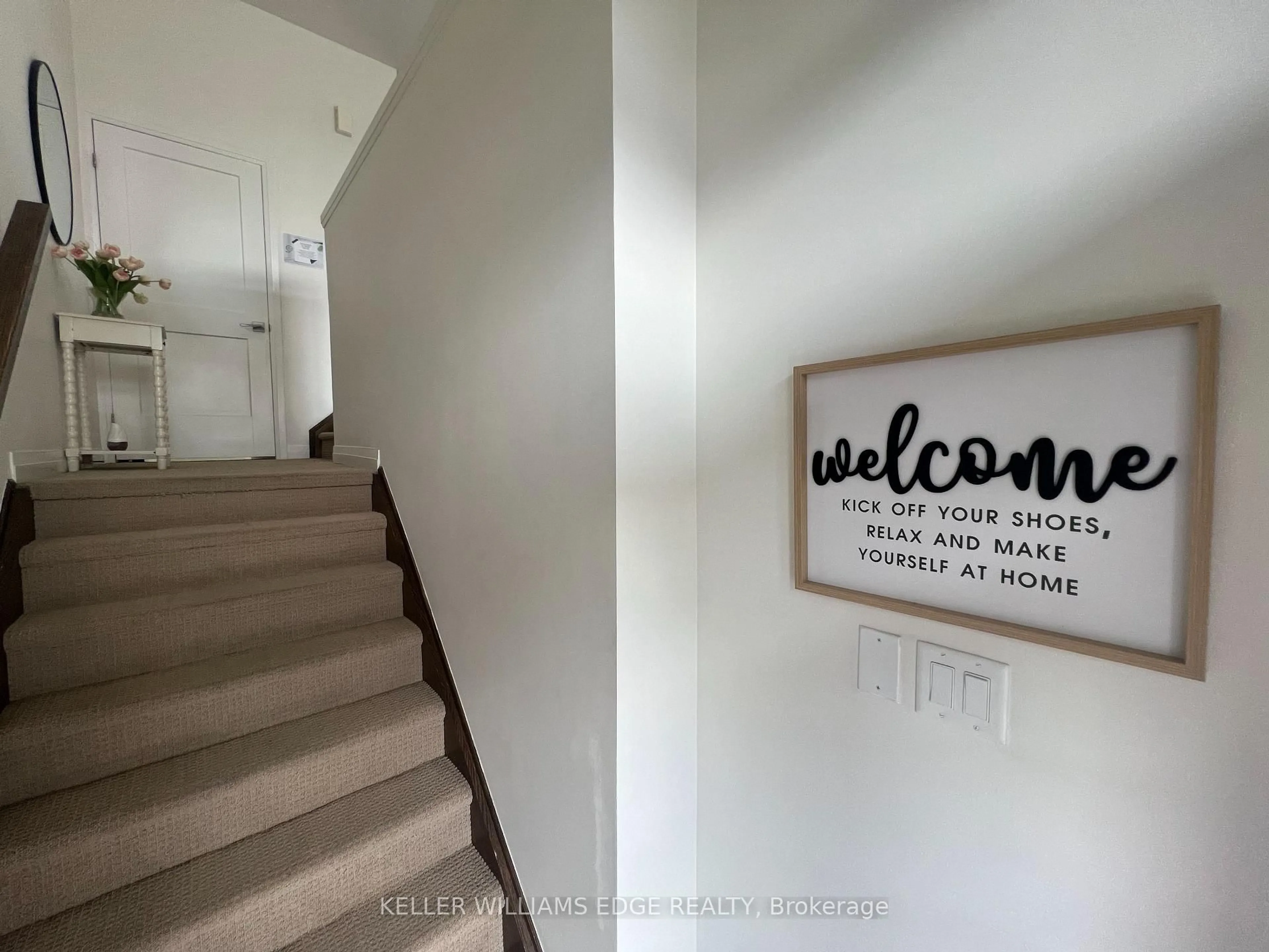 Indoor foyer for 30 Time Square Blvd #197, Hamilton Ontario L8J 0L8