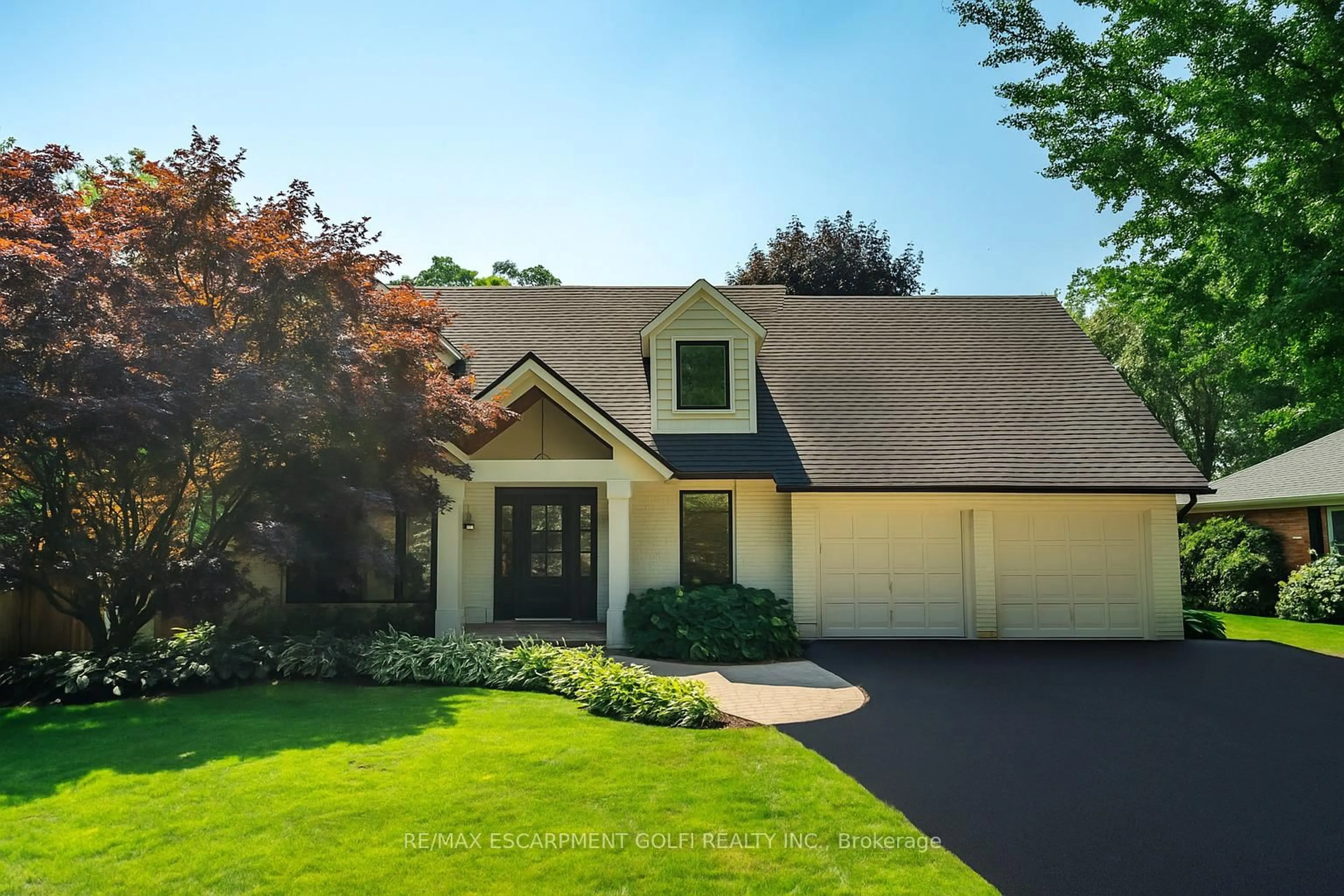 Home with vinyl exterior material, street for 180 LLOYMINN Ave, Hamilton Ontario L9G 1H9