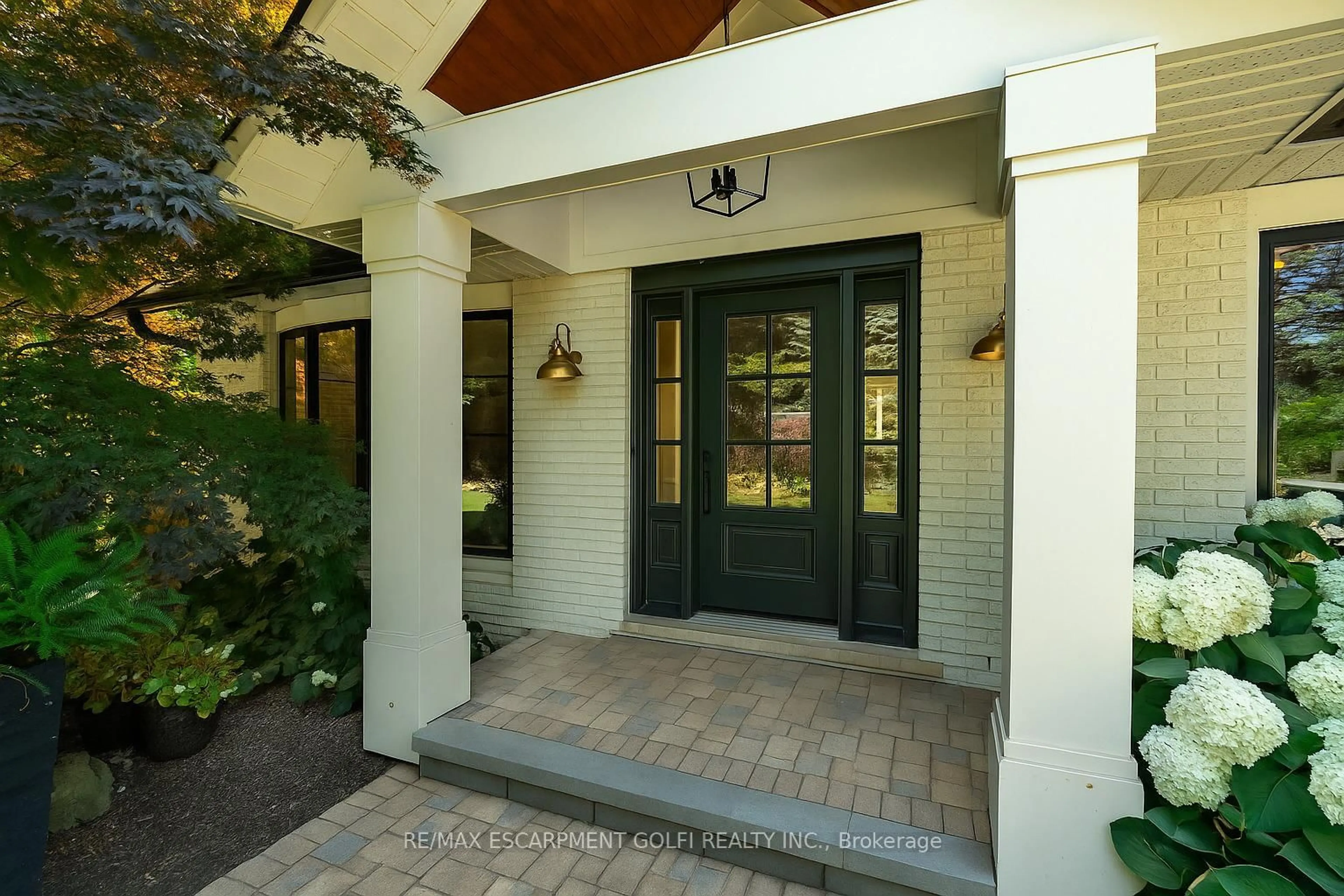 Indoor entryway for 180 LLOYMINN Ave, Hamilton Ontario L9G 1H9