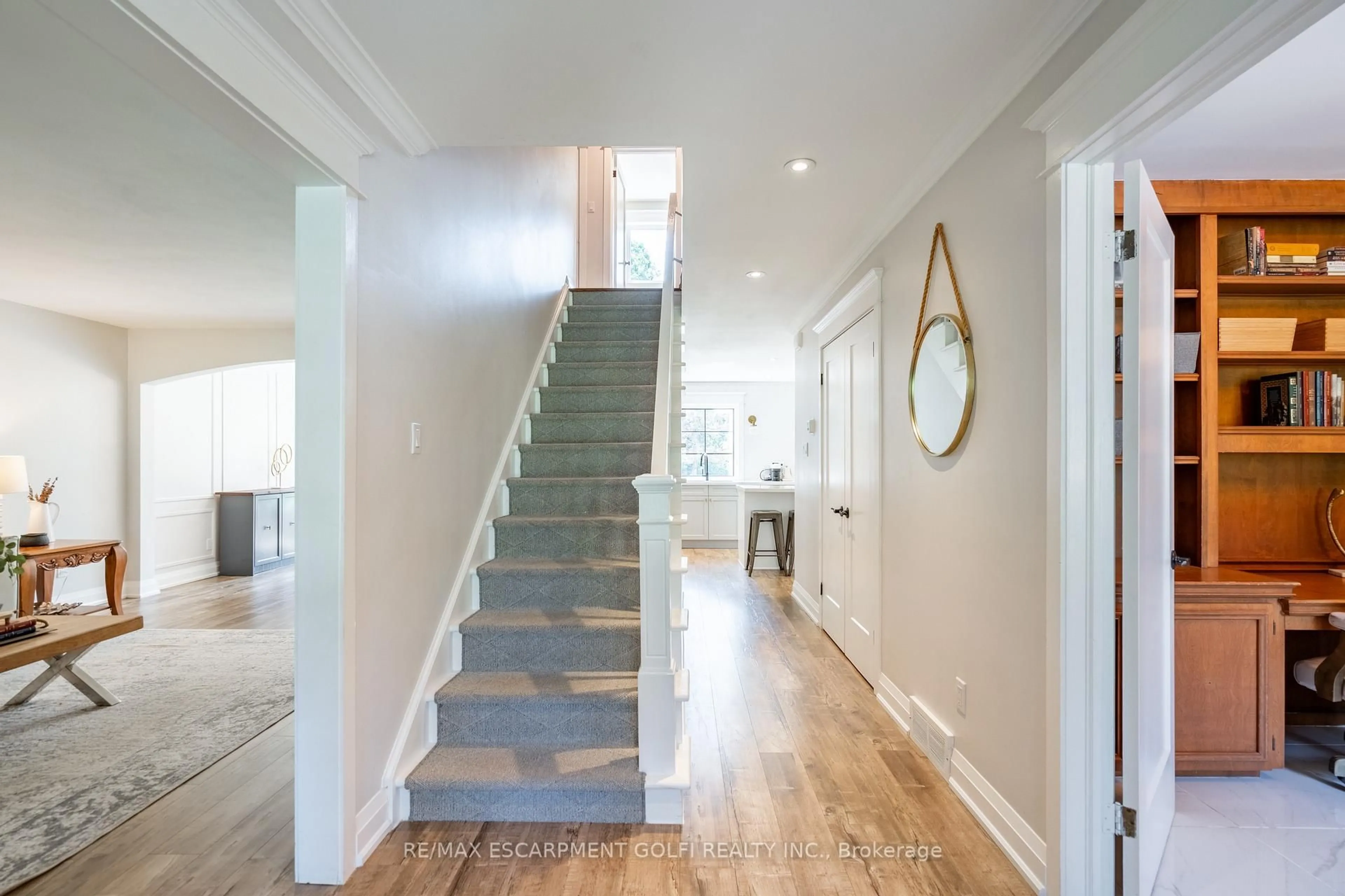 Stairs for 180 LLOYMINN Ave, Hamilton Ontario L9G 1H9