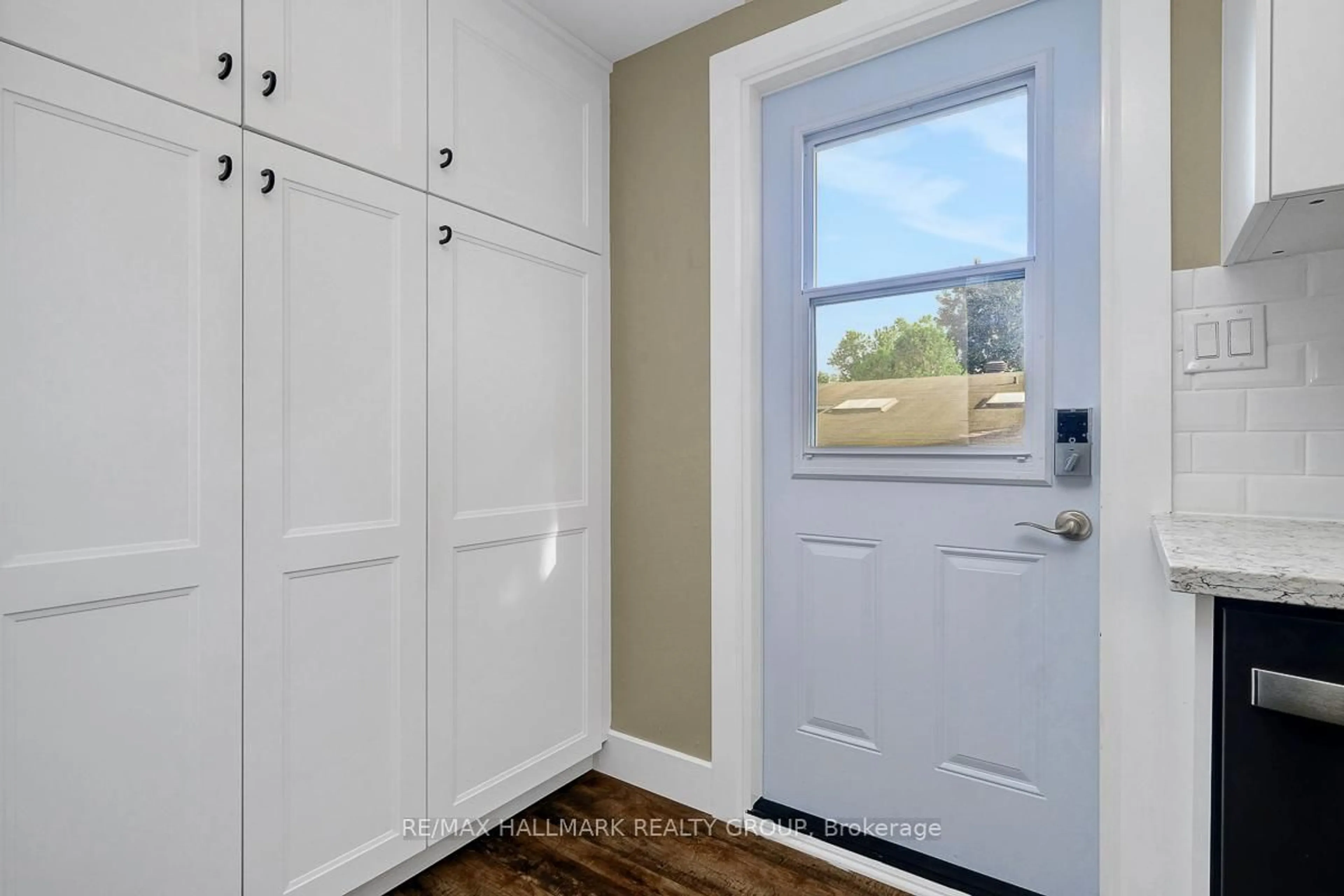 Indoor entryway for 510 James St, North Grenville Ontario K0G 1J0