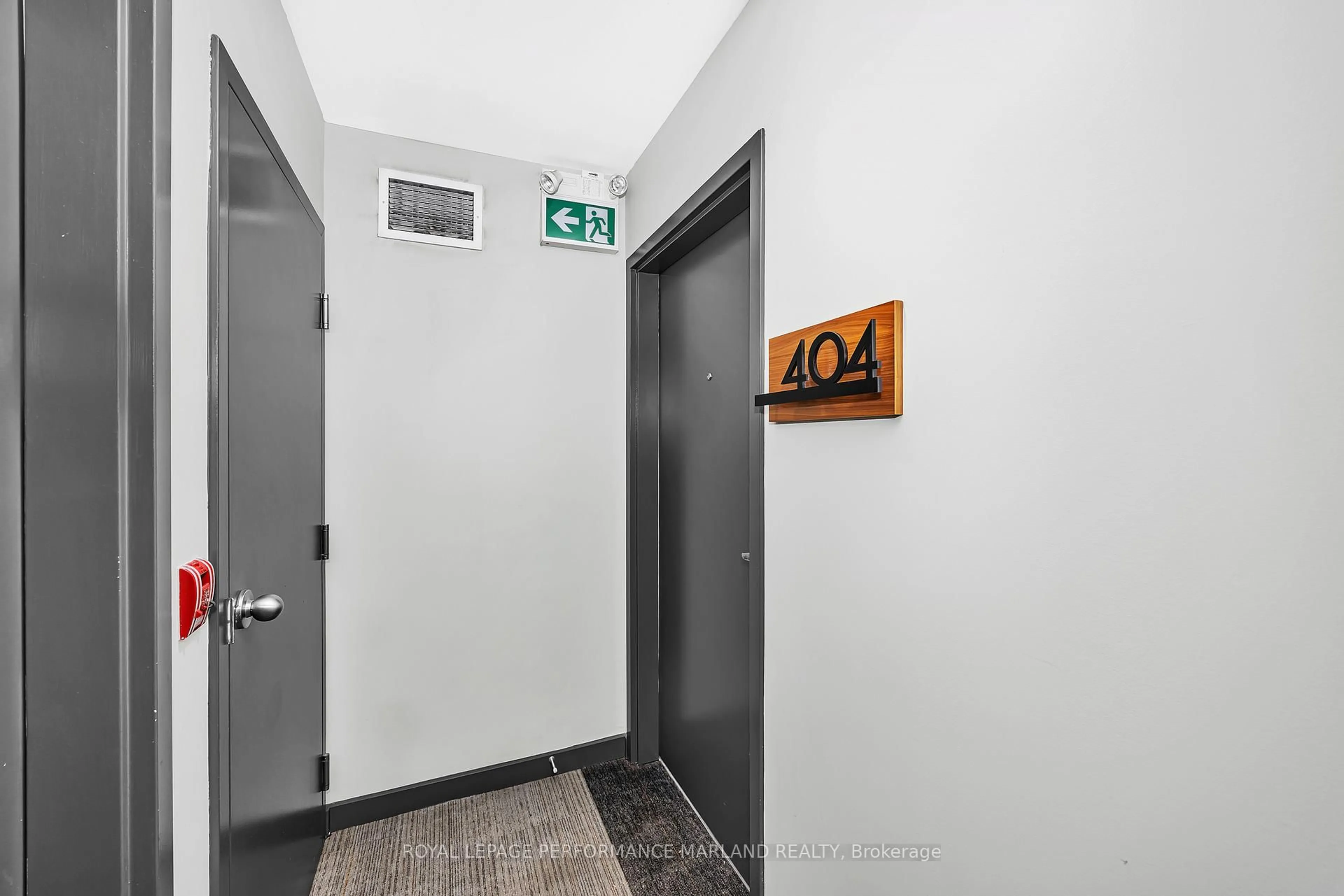 Indoor foyer for 150 Greenfield Ave #404, Ottawa Ontario K1S 0A6