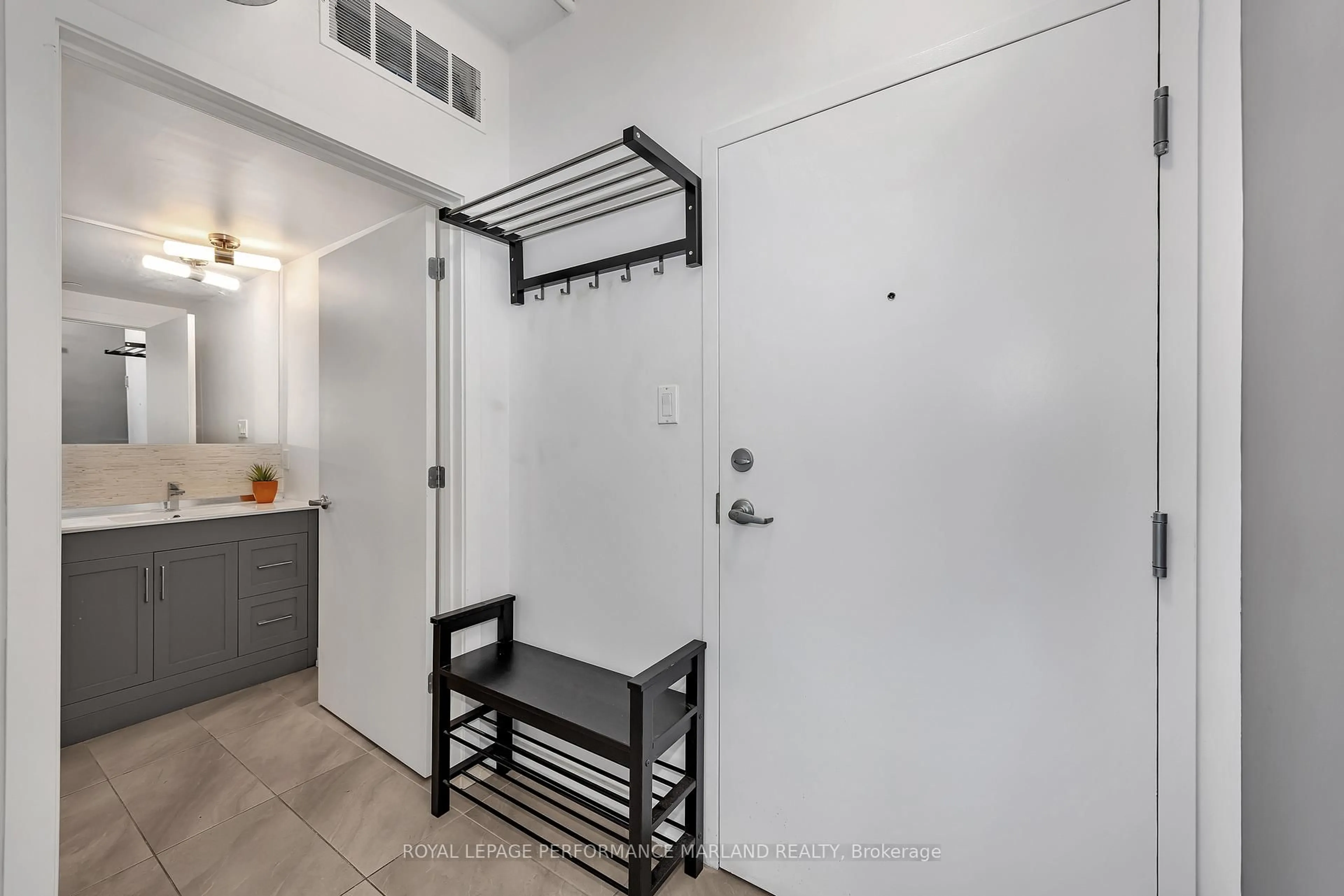 Indoor entryway for 150 Greenfield Ave #404, Ottawa Ontario K1S 0A6