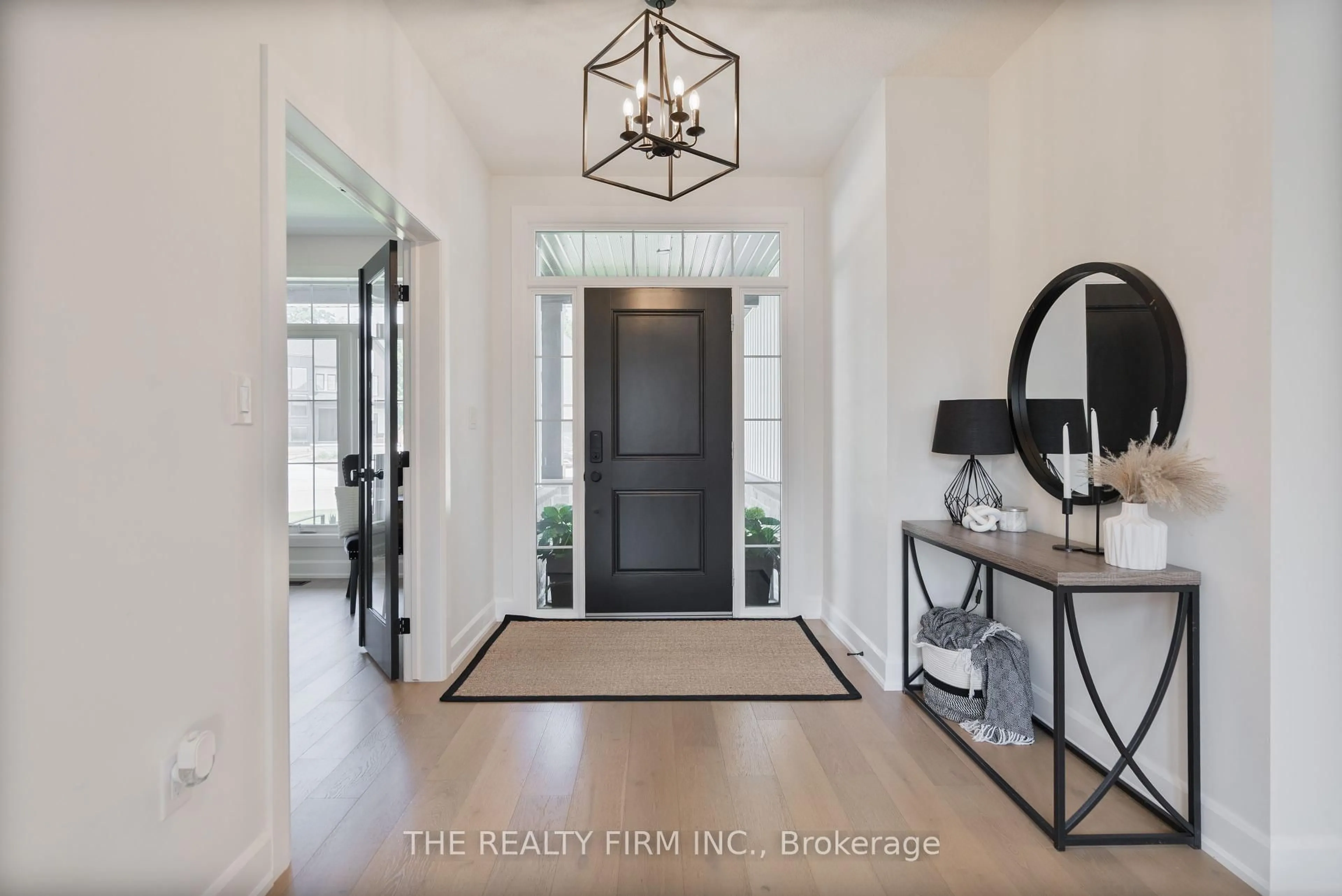 Indoor entryway for 27 Briscoe Cres, Strathroy-Caradoc Ontario N7G 4E1