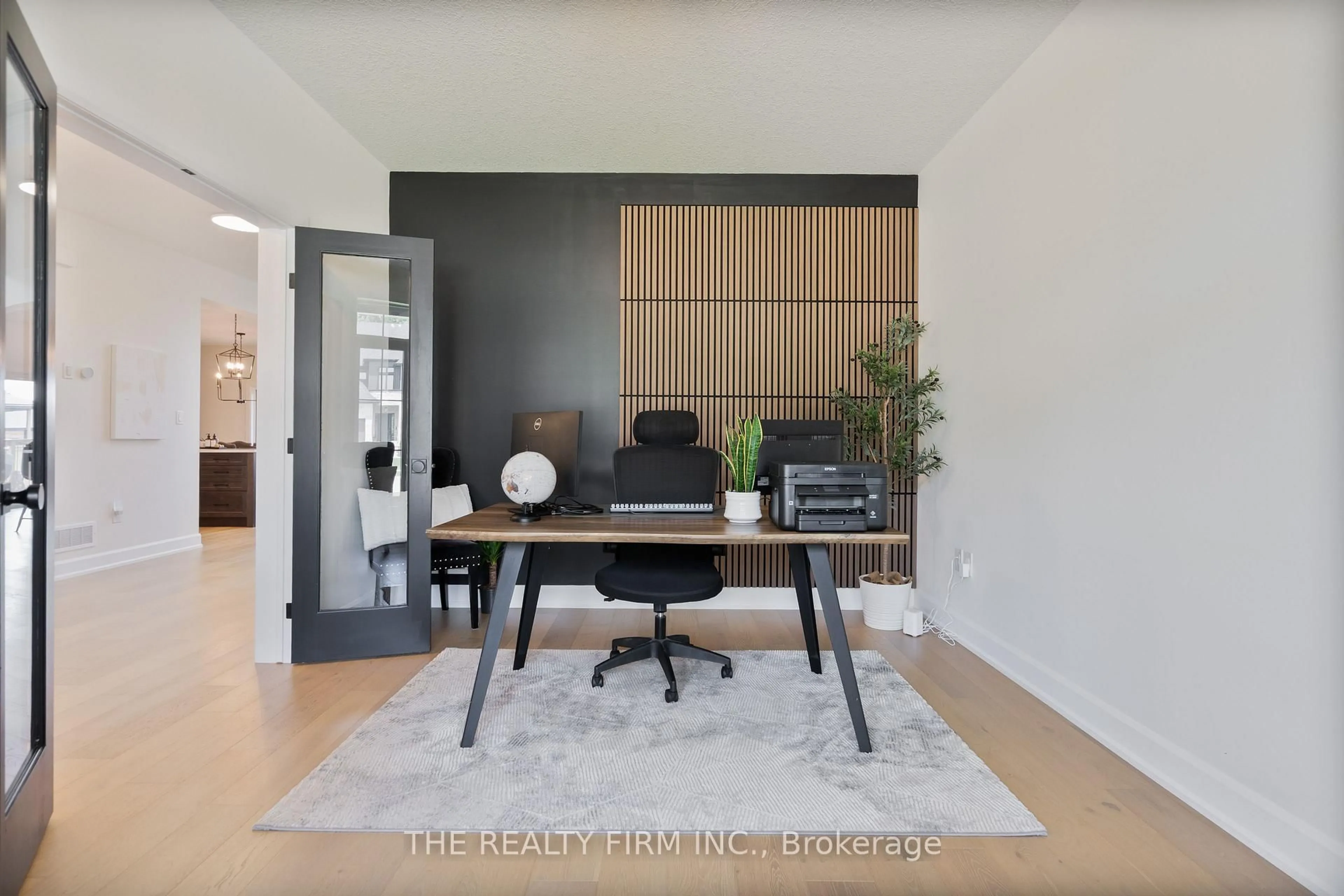 Indoor entryway for 27 Briscoe Cres, Strathroy-Caradoc Ontario N7G 4E1