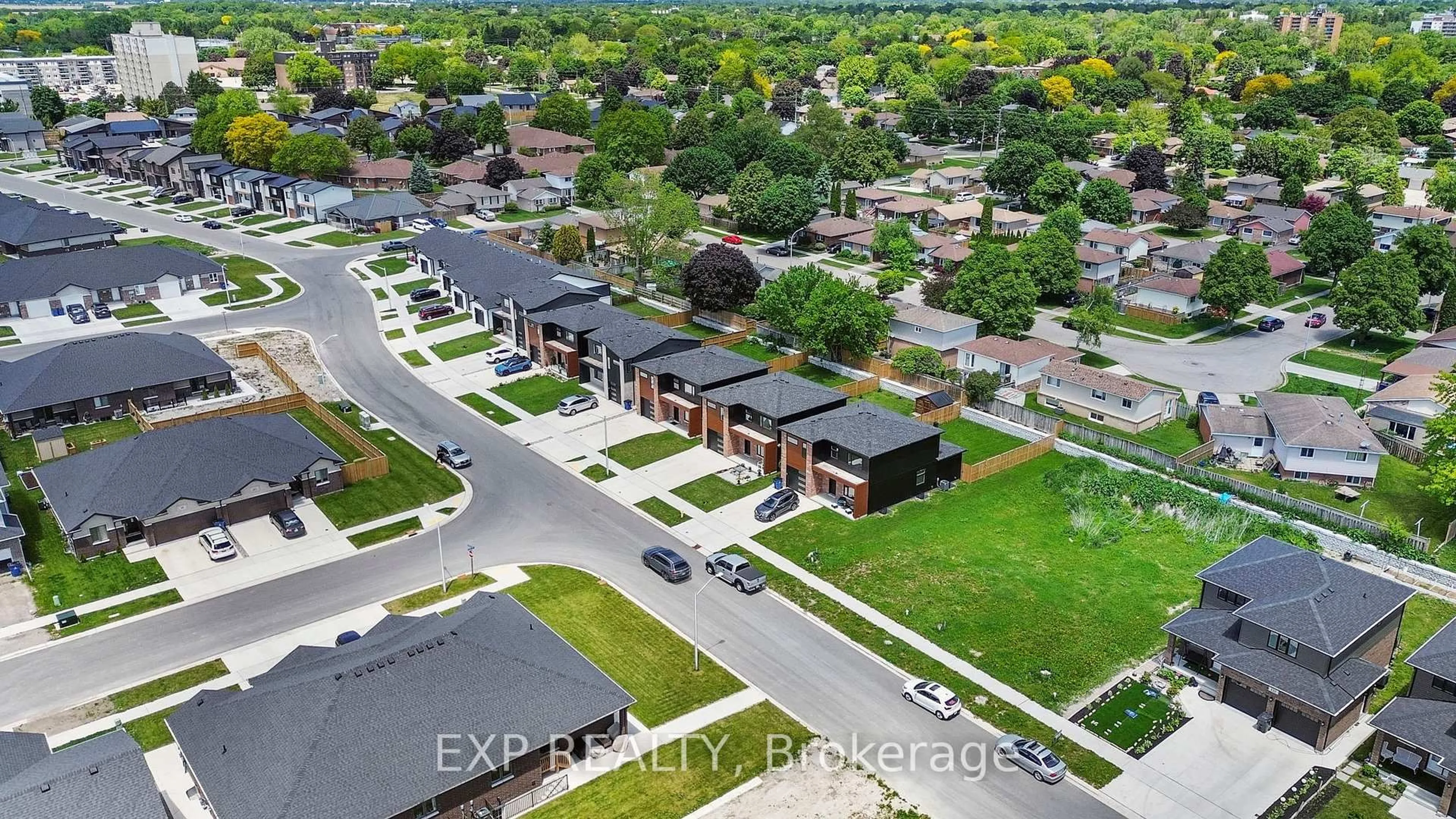 A pic from outside/outdoor area/front of a property/back of a property/a pic from drone, street for 117 Churchill Park Rd, Chatham-Kent Ontario N7M 0V1