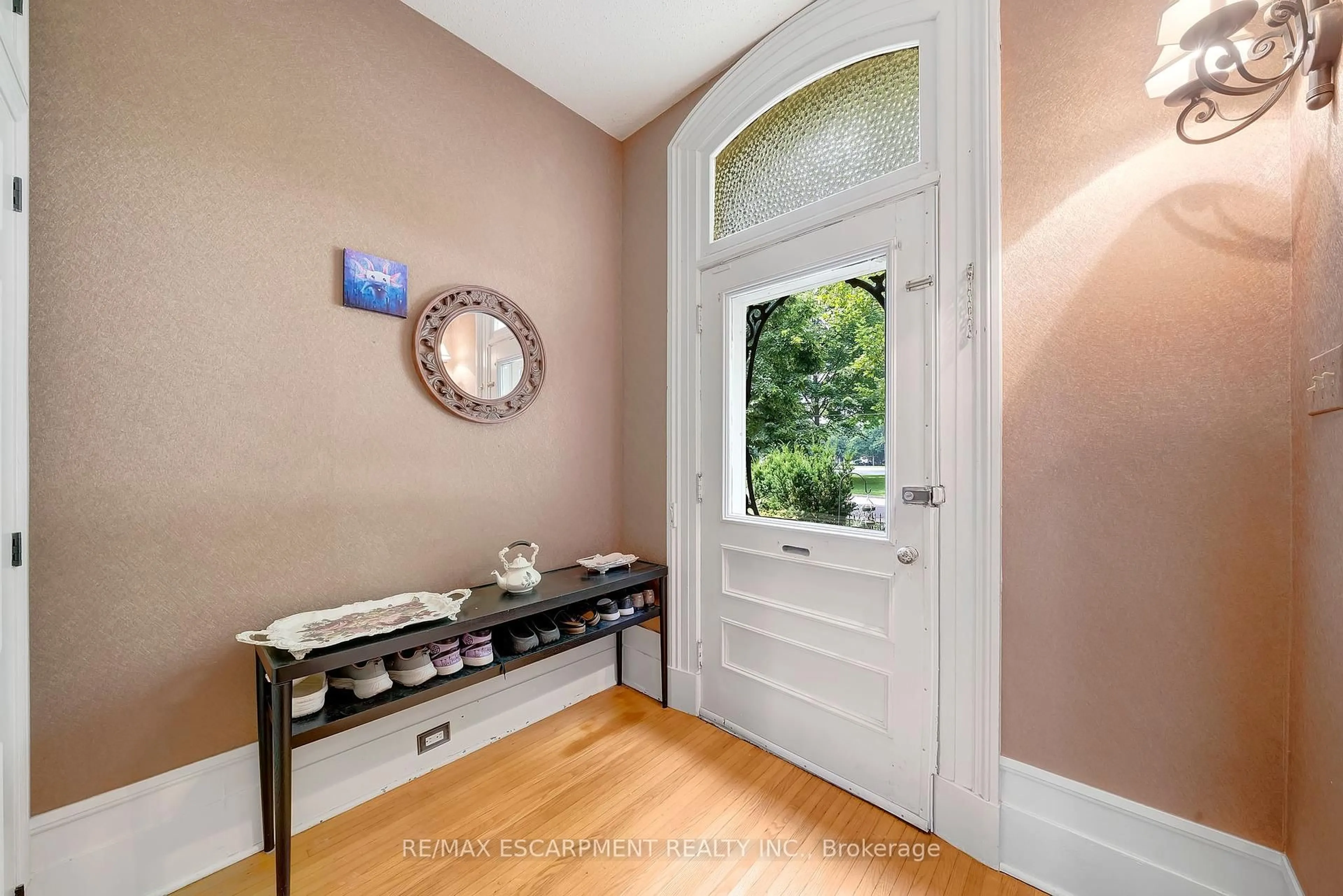Indoor entryway for 148 Graham St, Woodstock Ontario N4S 6J9