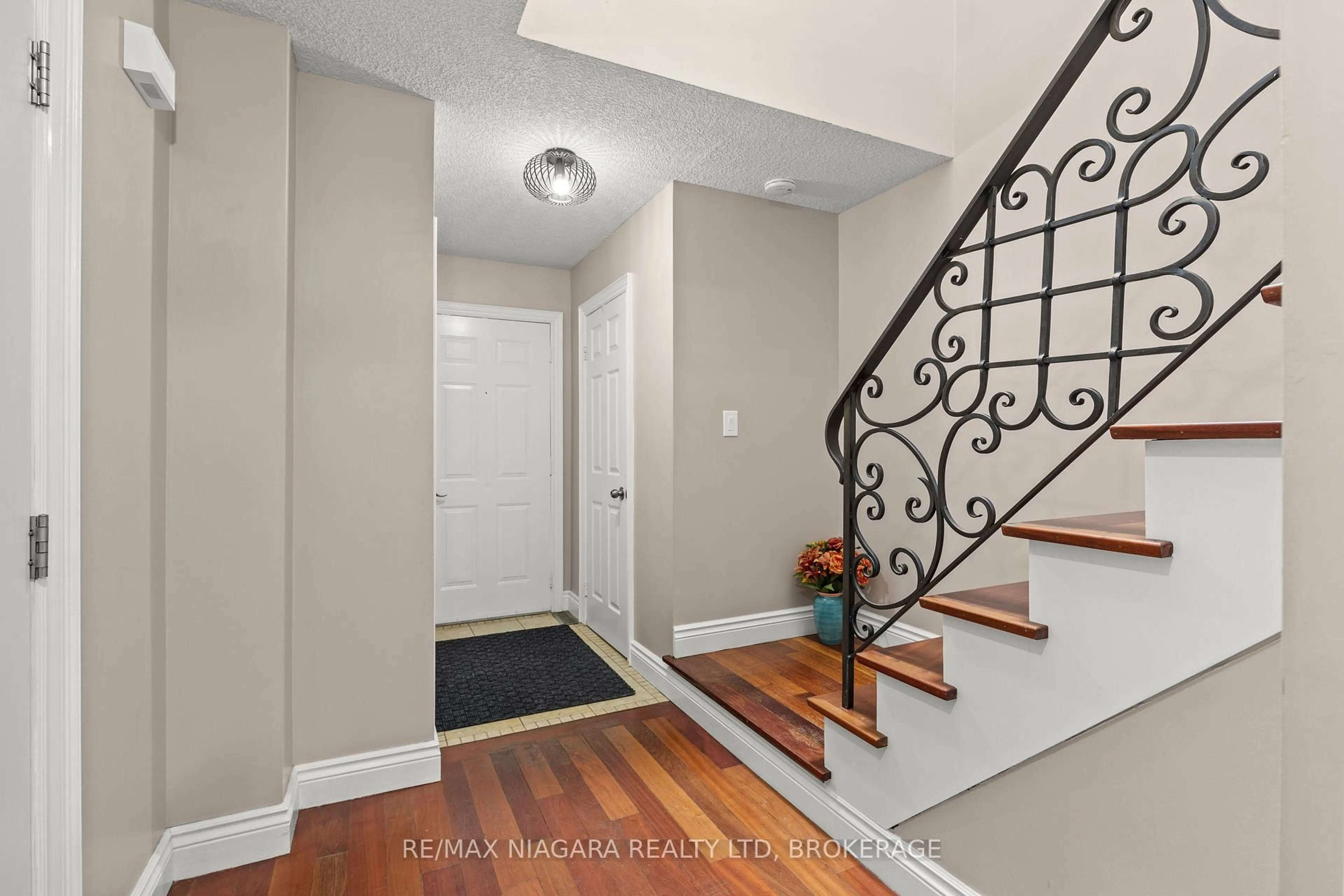 Indoor entryway for 34 Dynasty Ave #13, Hamilton Ontario L8G 5C7