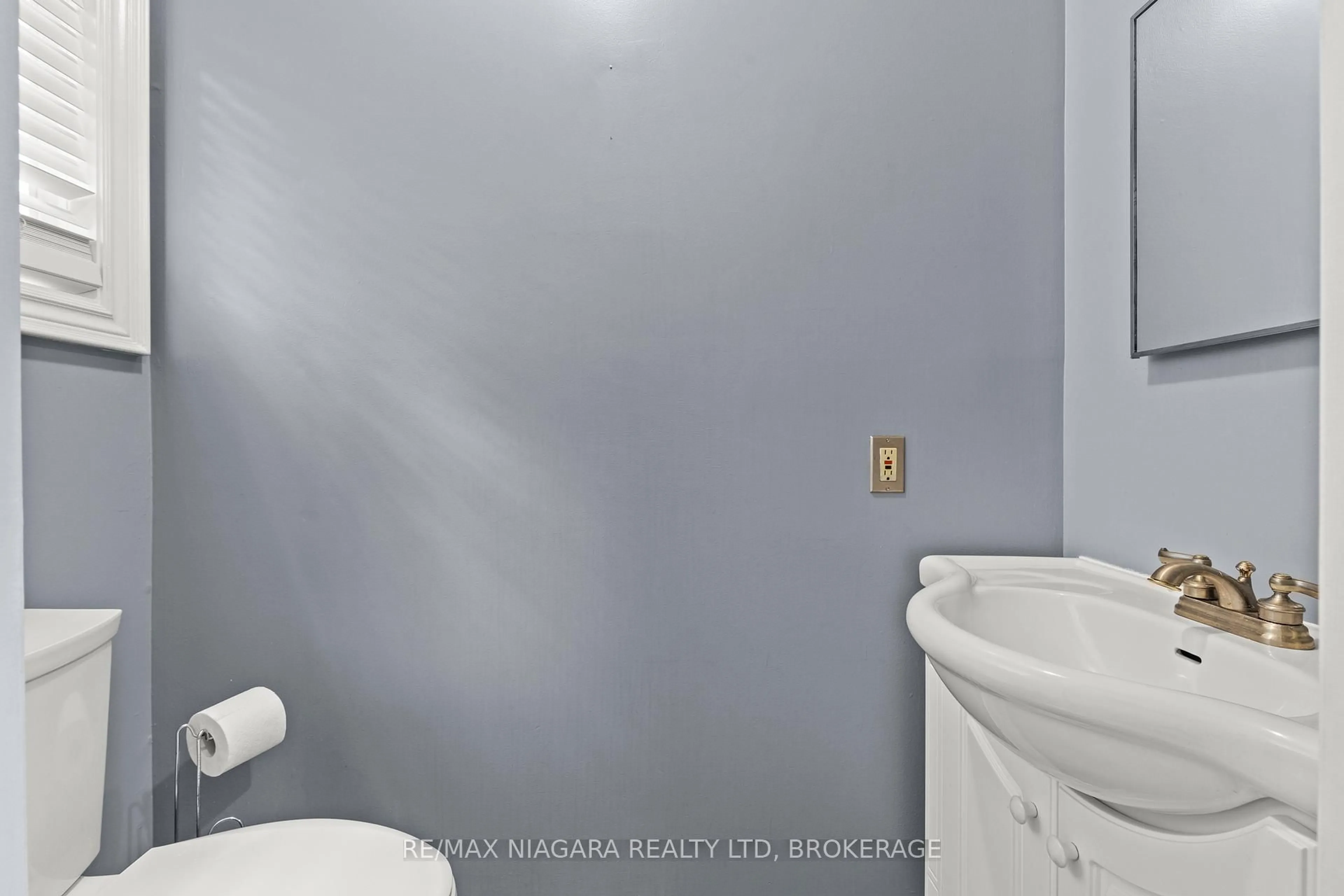Standard bathroom, unknown for 34 Dynasty Ave #13, Hamilton Ontario L8G 5C7