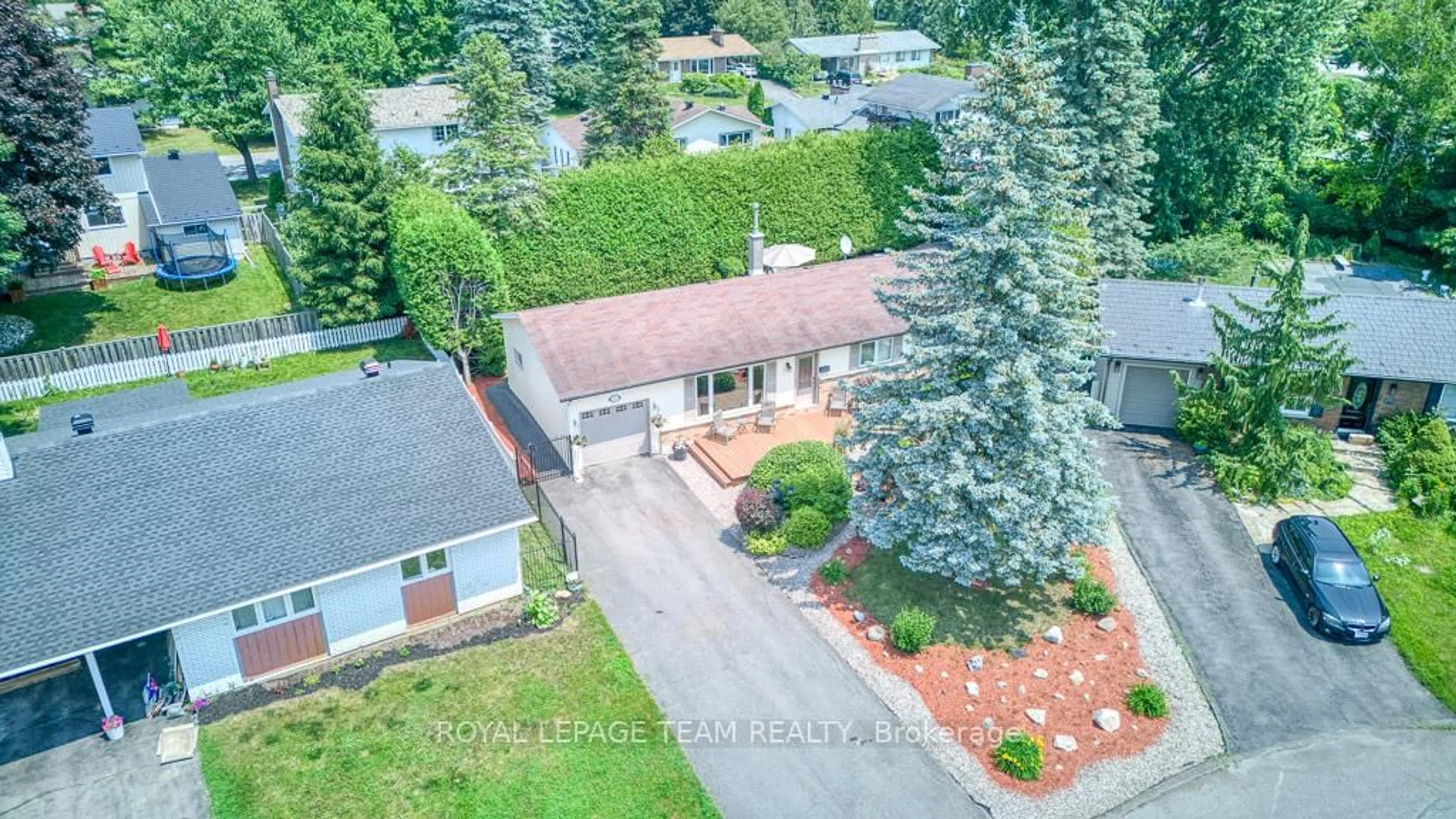 A pic from outside/outdoor area/front of a property/back of a property/a pic from drone, street for 112 Oakburn Rd, Kanata Ontario K2L 1E3