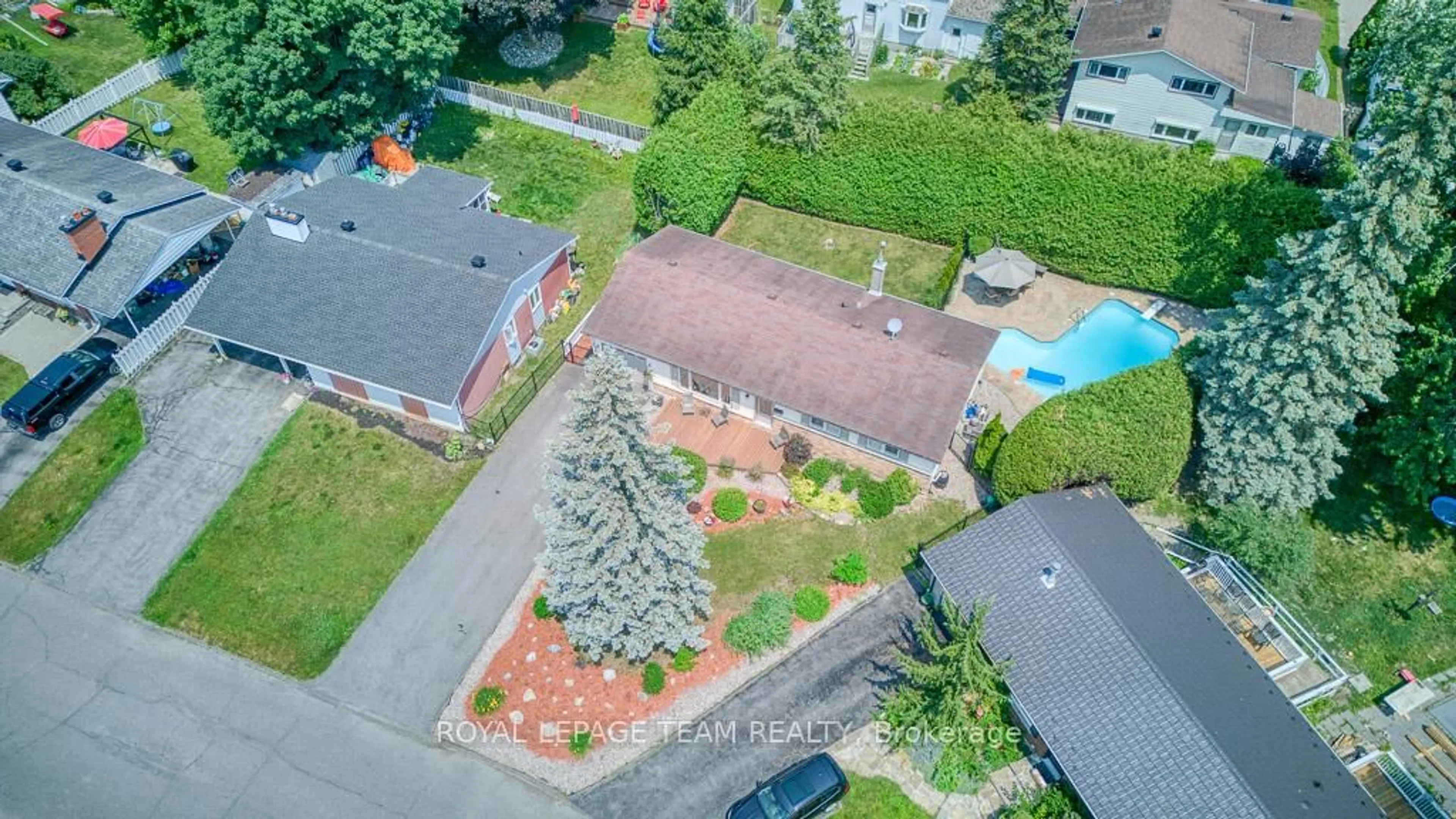 A pic from outside/outdoor area/front of a property/back of a property/a pic from drone, street for 112 Oakburn Rd, Kanata Ontario K2L 1E3