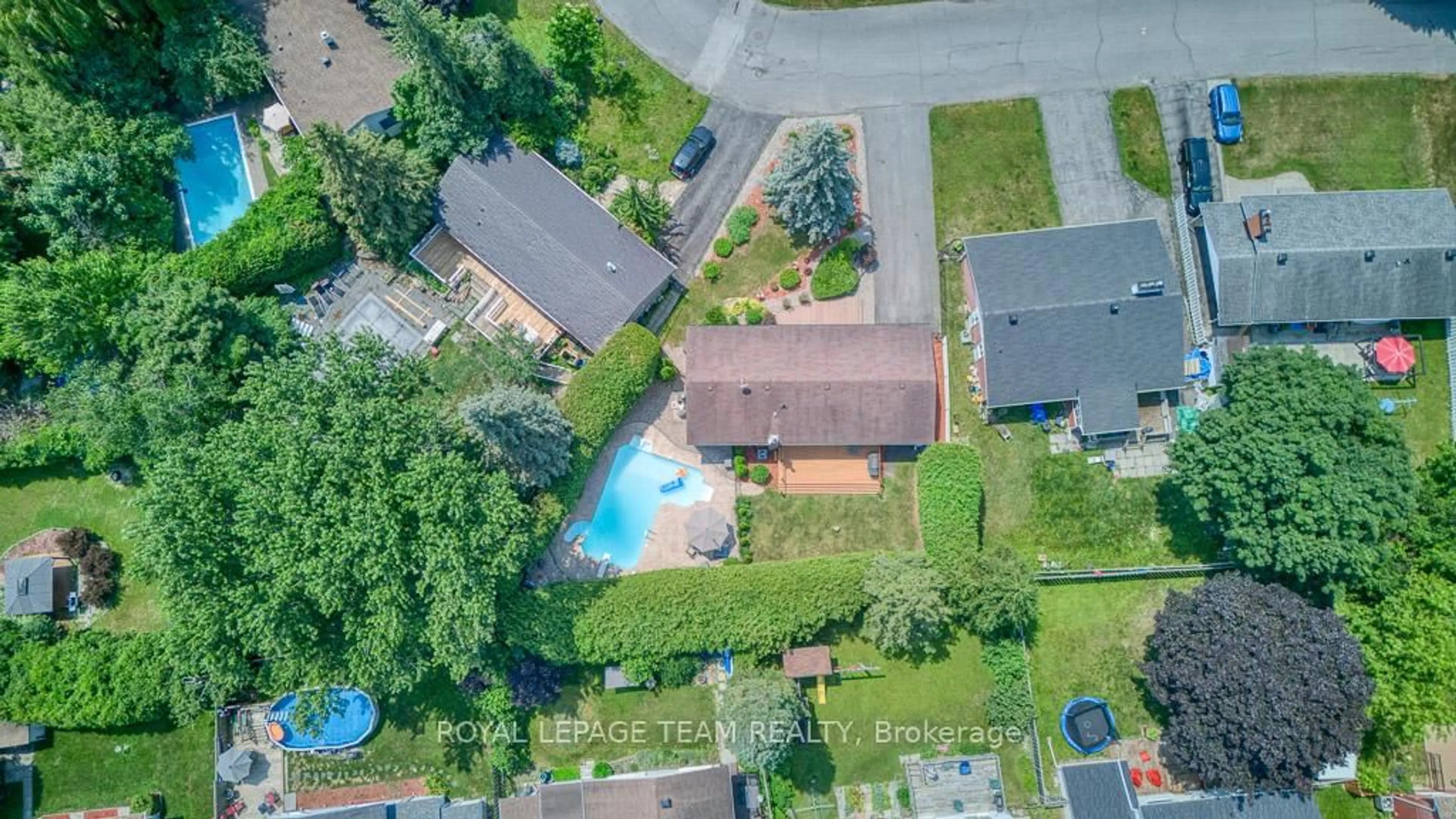 A pic from outside/outdoor area/front of a property/back of a property/a pic from drone, street for 112 Oakburn Rd, Kanata Ontario K2L 1E3
