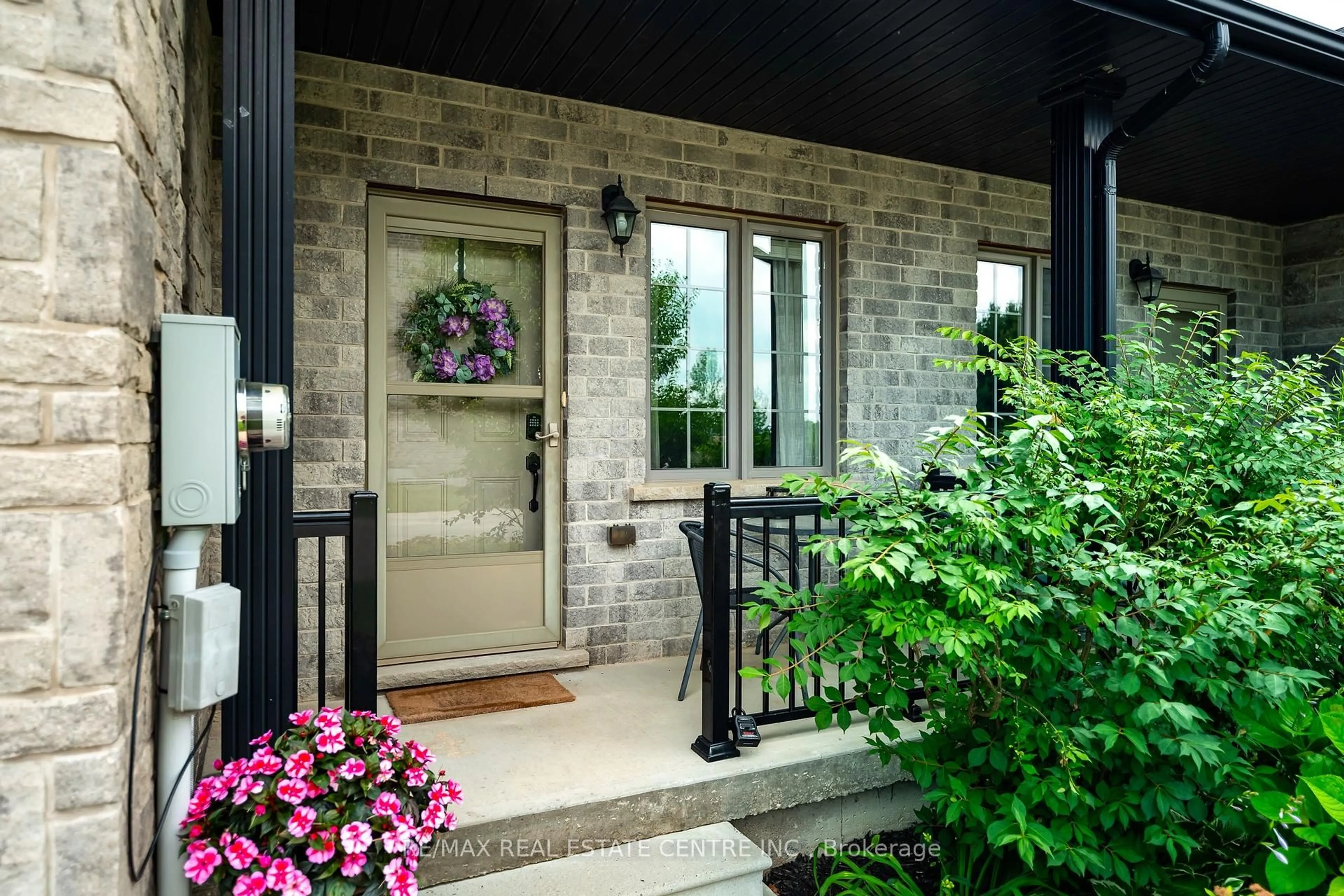 Indoor entryway for 111 Samuel Dr, Wellington North Ontario N0G 1A0