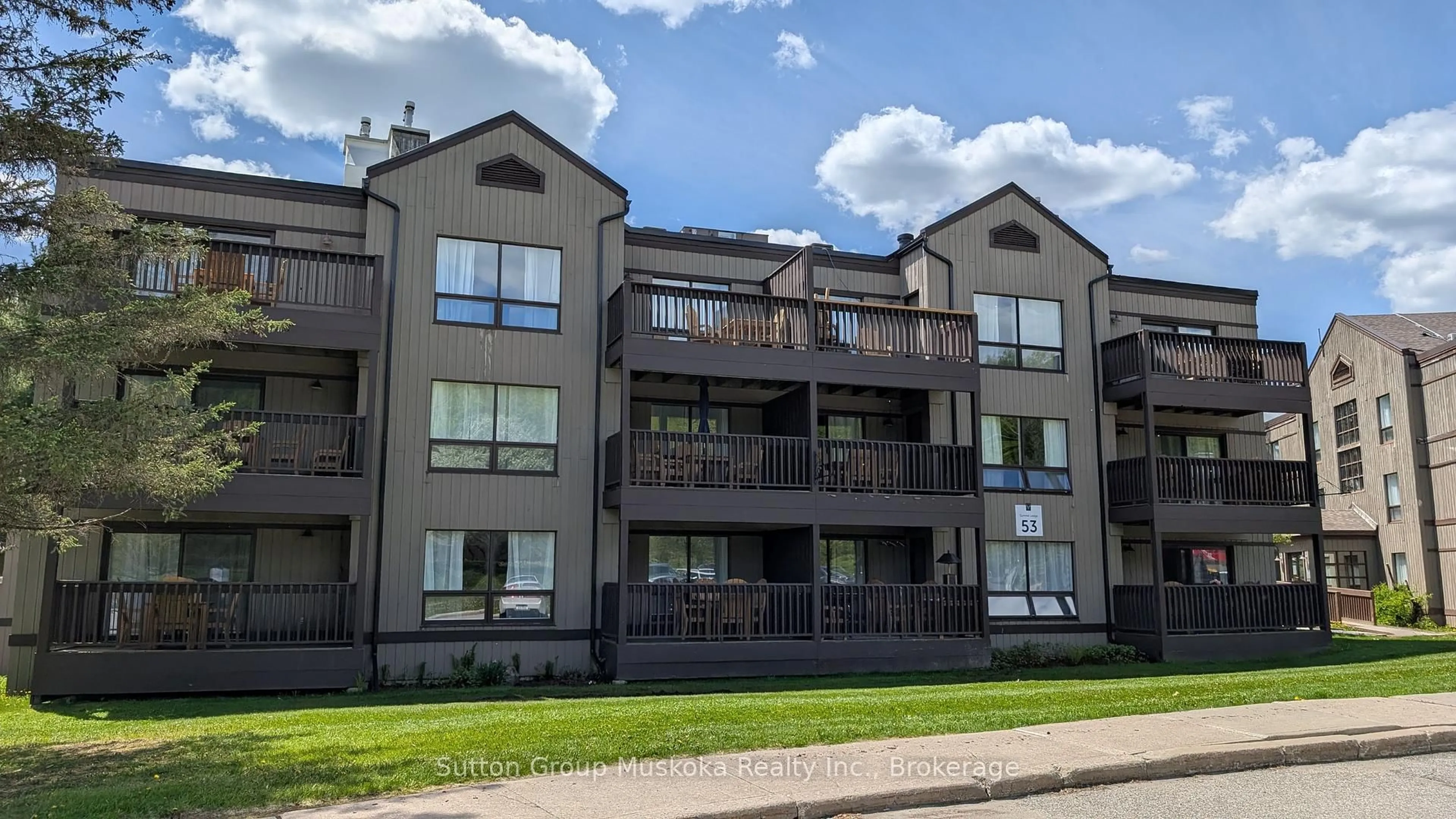A pic from outside/outdoor area/front of a property/back of a property/a pic from drone, unknown for 53-303 Summit Lodge Dr #Deerhurst Resort, Huntsville Ontario P1H 2E8