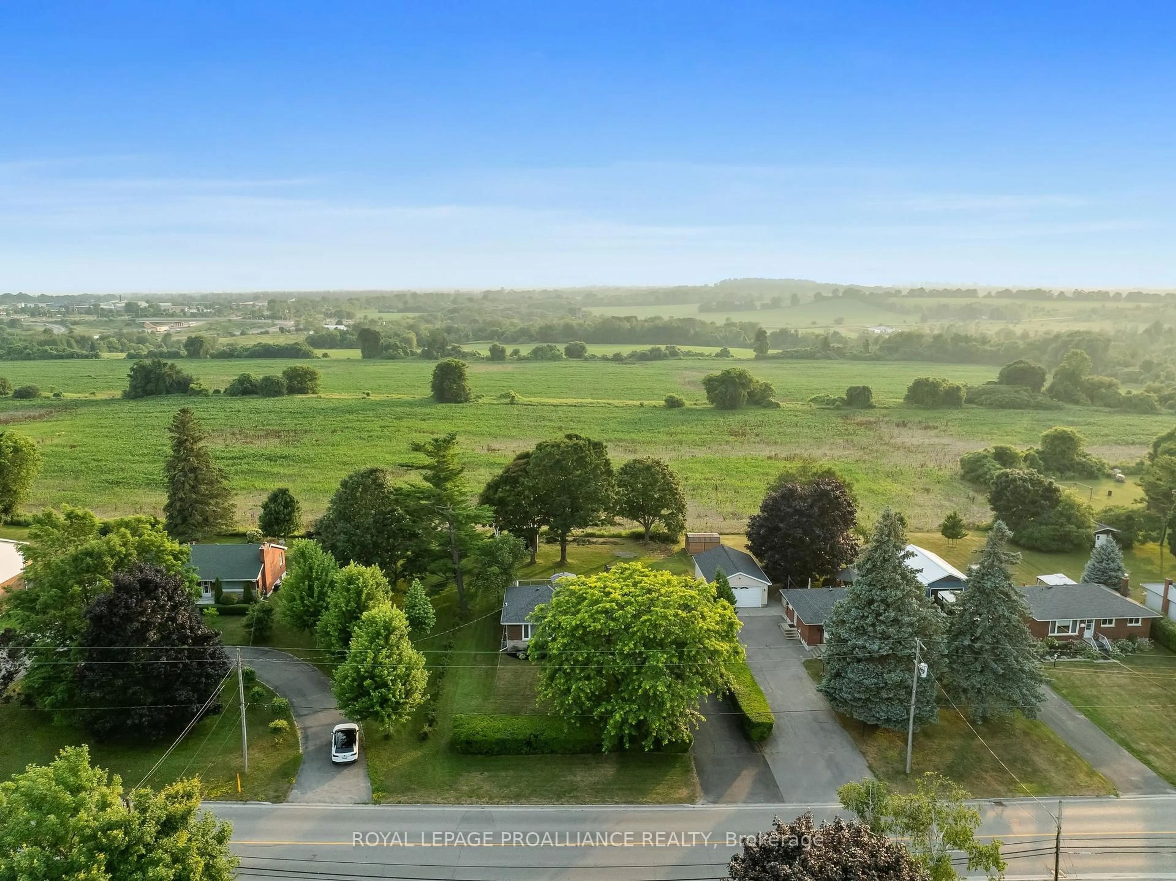 A pic from outside/outdoor area/front of a property/back of a property/a pic from drone, unknown for 1277 Ontario St, Cobourg Ontario K9A 3E1