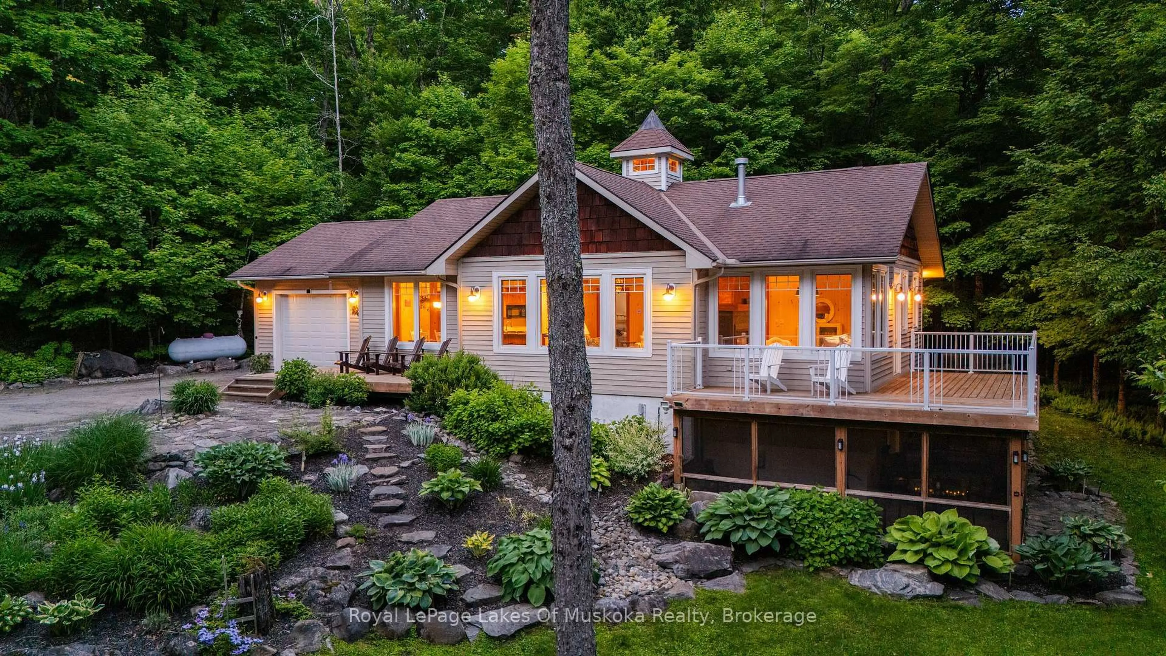 Home with vinyl exterior material, unknown for 42 Menominee Lake Rd, Huntsville Ontario P1H 2J3