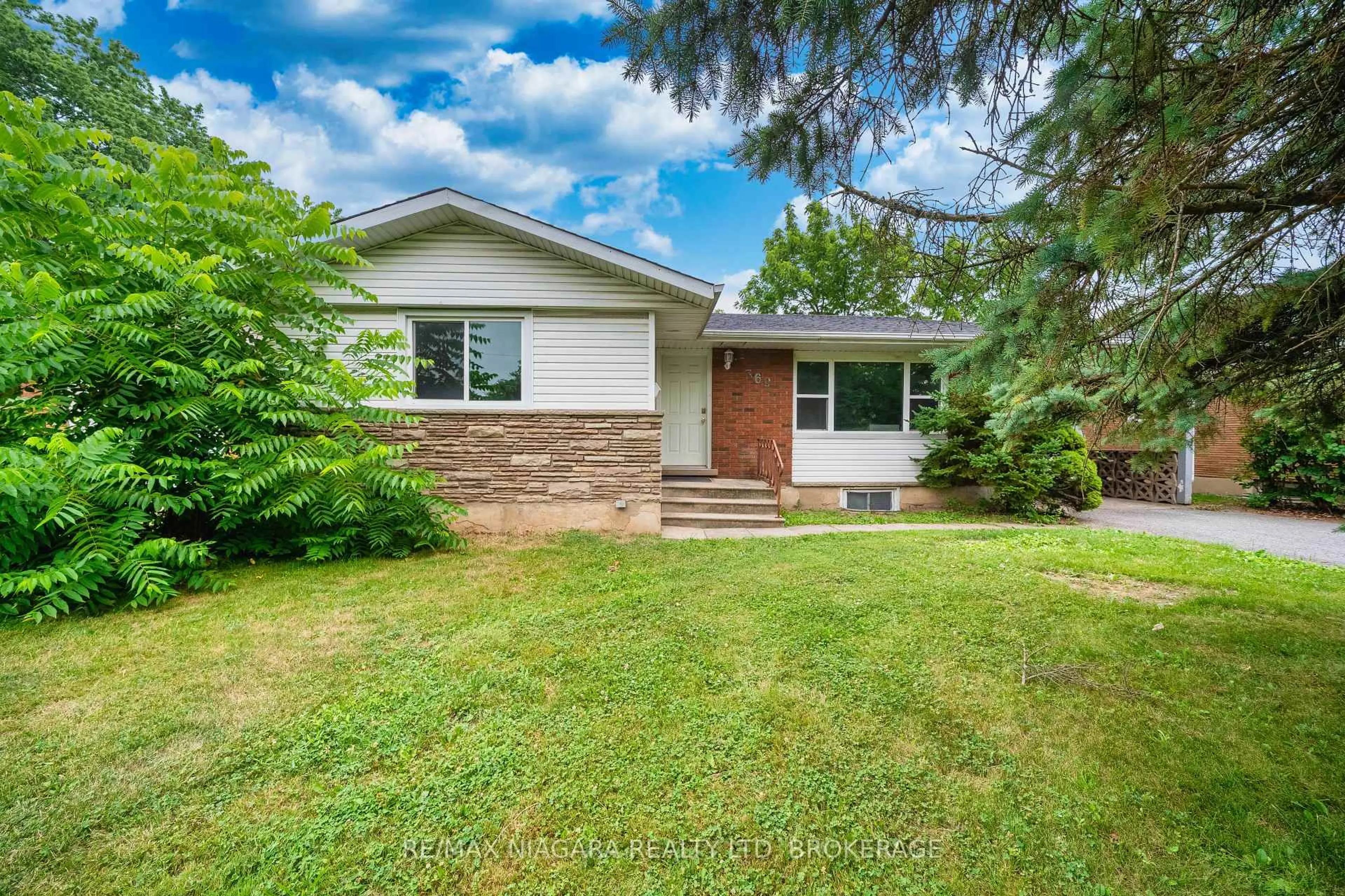 Home with vinyl exterior material, street for 369 GLENRIDGE Ave, St. Catharines Ontario L2T 3K8