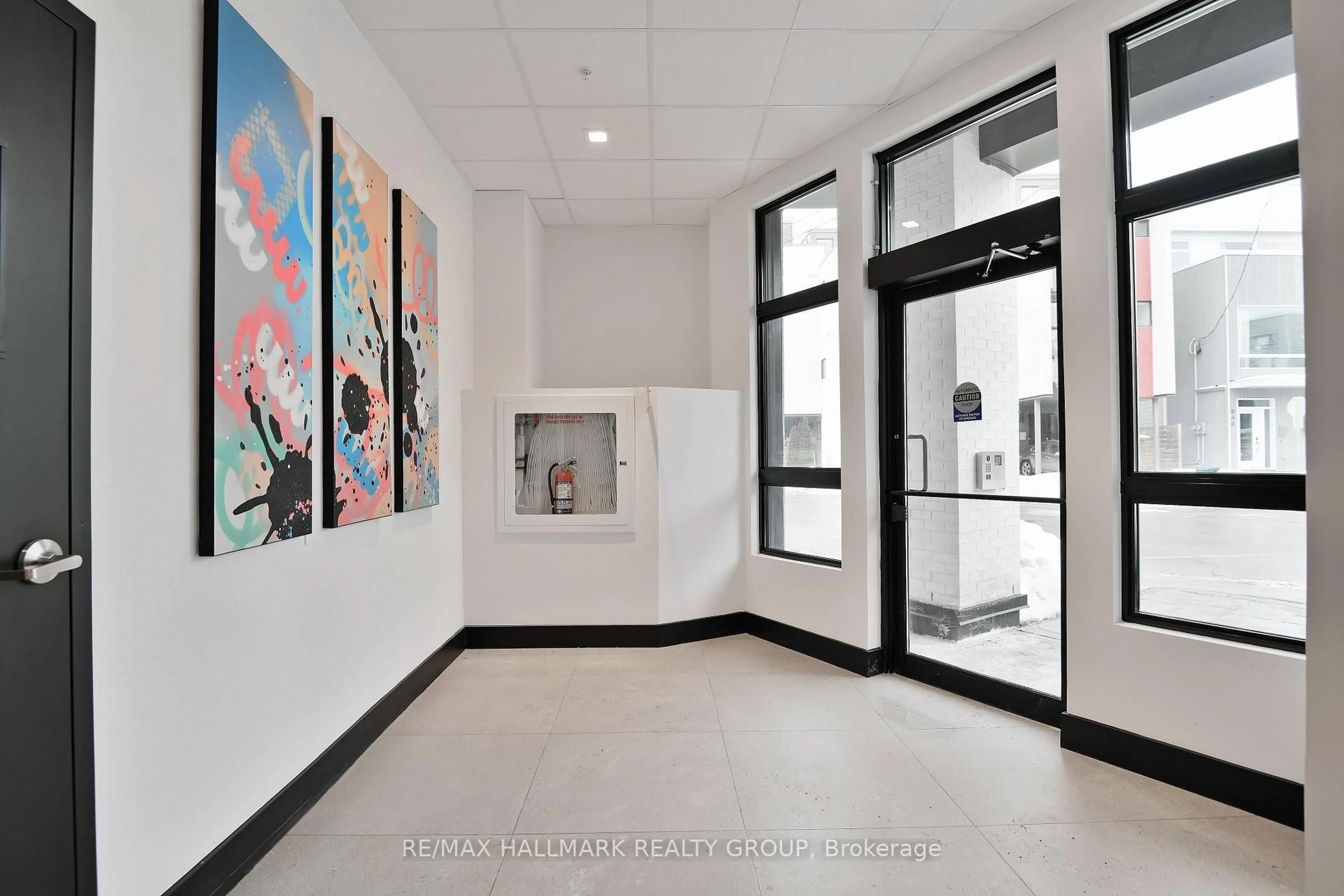 Indoor foyer for 101 PINHEY St #103, Ottawa Ontario K1Y 1T7