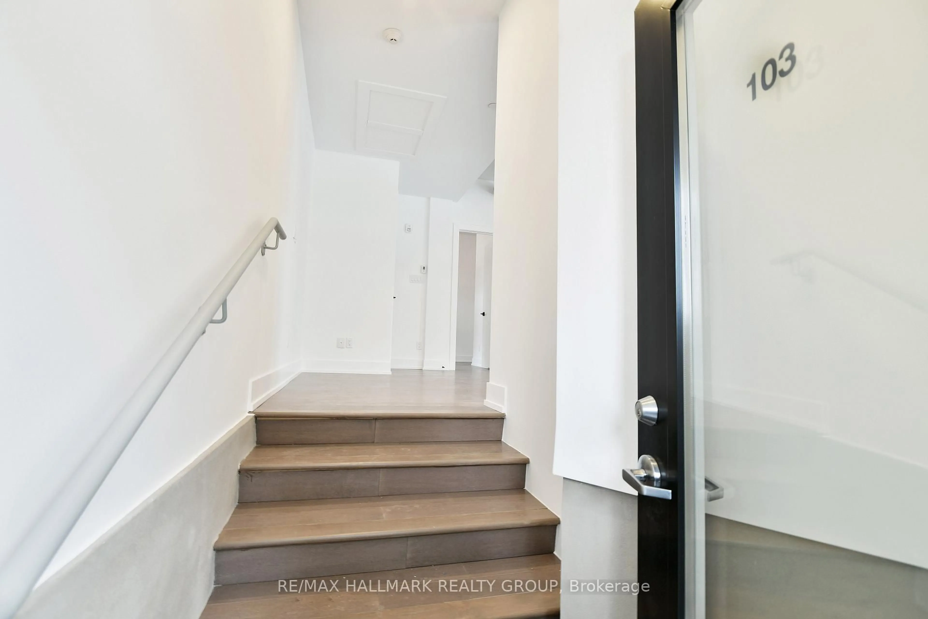Unknown for 101 PINHEY St #103, Ottawa Ontario K1Y 1T7